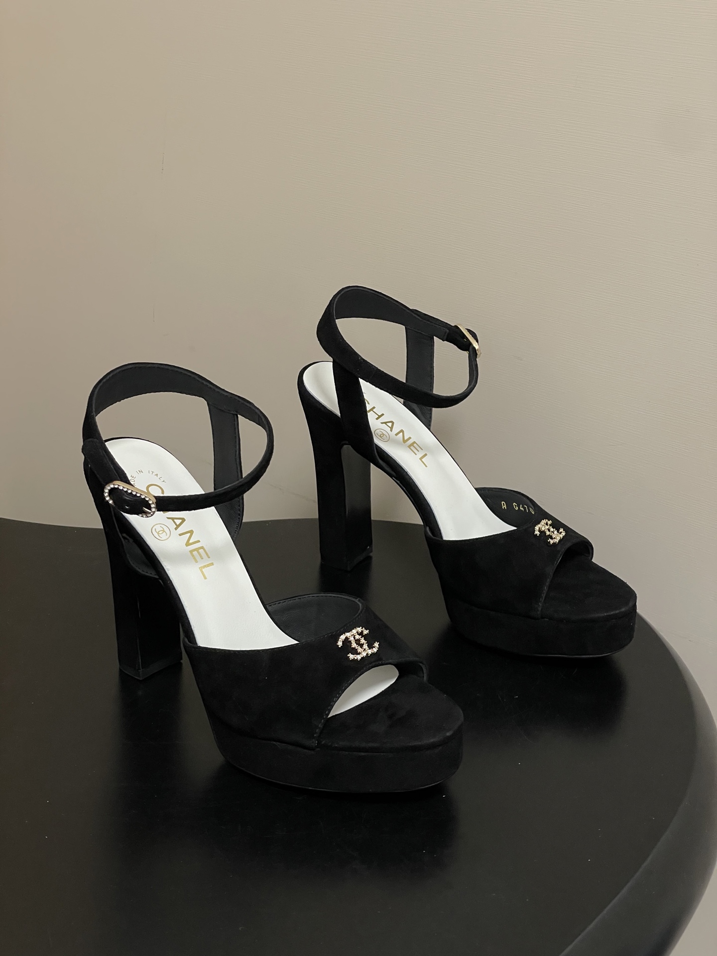 NO:722036,- 2026 spring and summer new Chanel Xiaoxiang 26P iconic double C buckle fish mouth waterproof platform high heels slingback buckle thick heel sandals  The upper is soft suede + classic double C metal logo, full of brand feel. Open toe design + adjustable ankle strap, comfortable to wear. Thick sole 12cm heel, elongates the leg line and is super stable, easy to control in daily or formal occasions. The overall is simple and elegant, can be matched with skirts and trousers, with both temperament and practicality. It is one of the super popular items in the 26P series. The upper is custom-made fabric/sheepskin/sheep leather, the lining is sheepskin, and the sole is Italian leather outsole.  Heel height 12cm, platform 3cm, size 35-39 (40.41 custom-made, non-refundable), high heels and sandals, chanel, sandals, high heels, skirts, sheepskin, sheep, Leather soles19860909- 2026春夏新款Chanel小香26P 标志性双C扣鱼嘴防水台高跟鞋露跟搭扣粗跟凉鞋 鞋面柔软绒面+经典双C金属Logo,品牌感满满.露趾设计+可调节脚踝绑带,穿着舒适贴合.厚底粗跟12cm,拉长腿部线条同时超稳,日常或正式场合都能轻松驾驭.整体简约优雅,裙装裤装都能搭配,气质与实用性兼具,是26P系列超火单品之一 鞋面定制布昵/羊皮/羊猄皮 内里垫脚羊皮 鞋底意大利真皮大底 跟高12cm 水台3cm 码数35-39（40.41定做不退换）,高跟鞋凉鞋,chanel,sandals,high heels,skirts,sheepskin,sheep,Leather soles,Women's Shoes