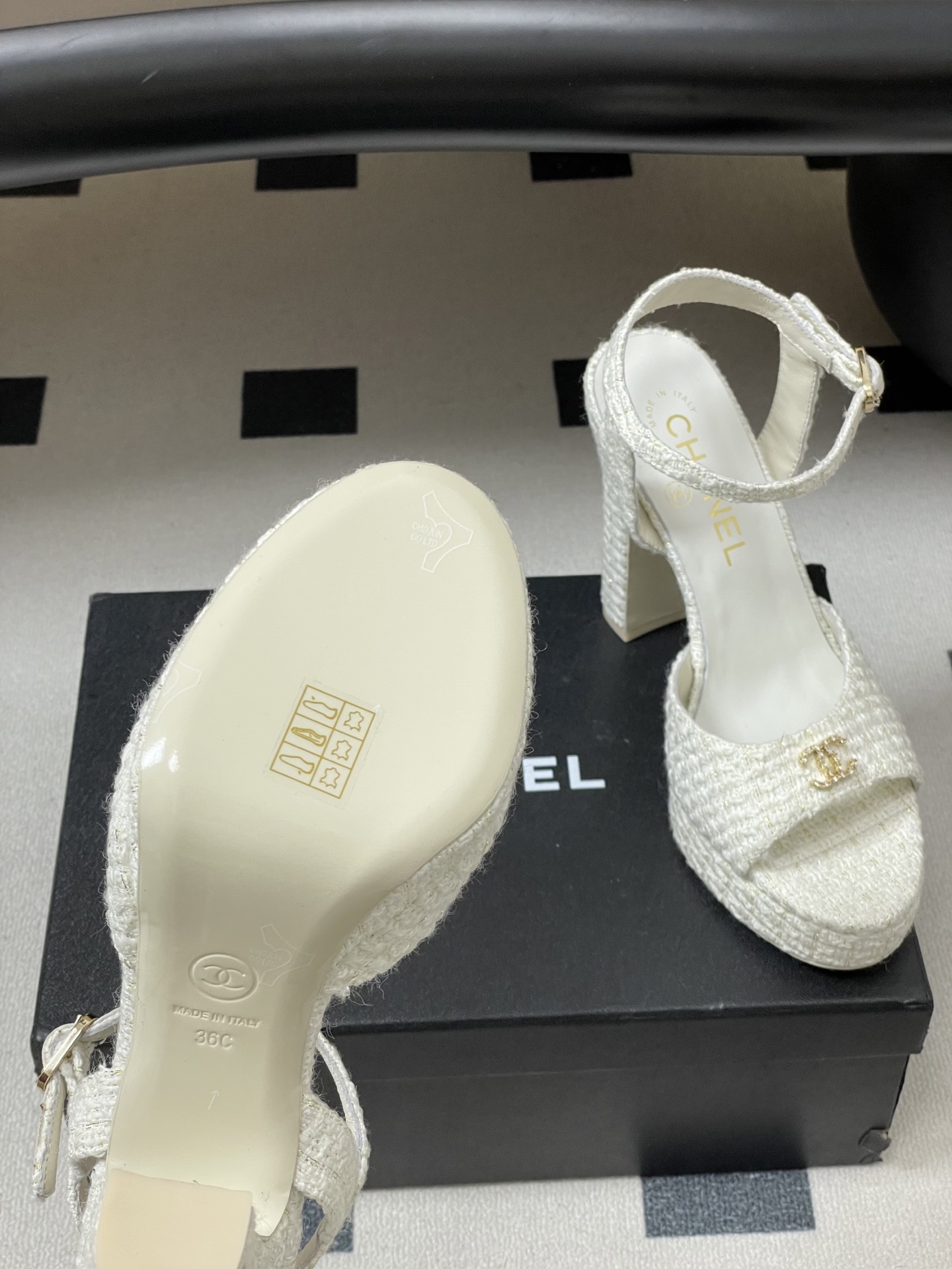 -2026春夏新款Chanel小香26P 标志性双C扣鱼嘴防水台高跟鞋露跟搭扣粗跟凉鞋鞋面柔软绒面+经典