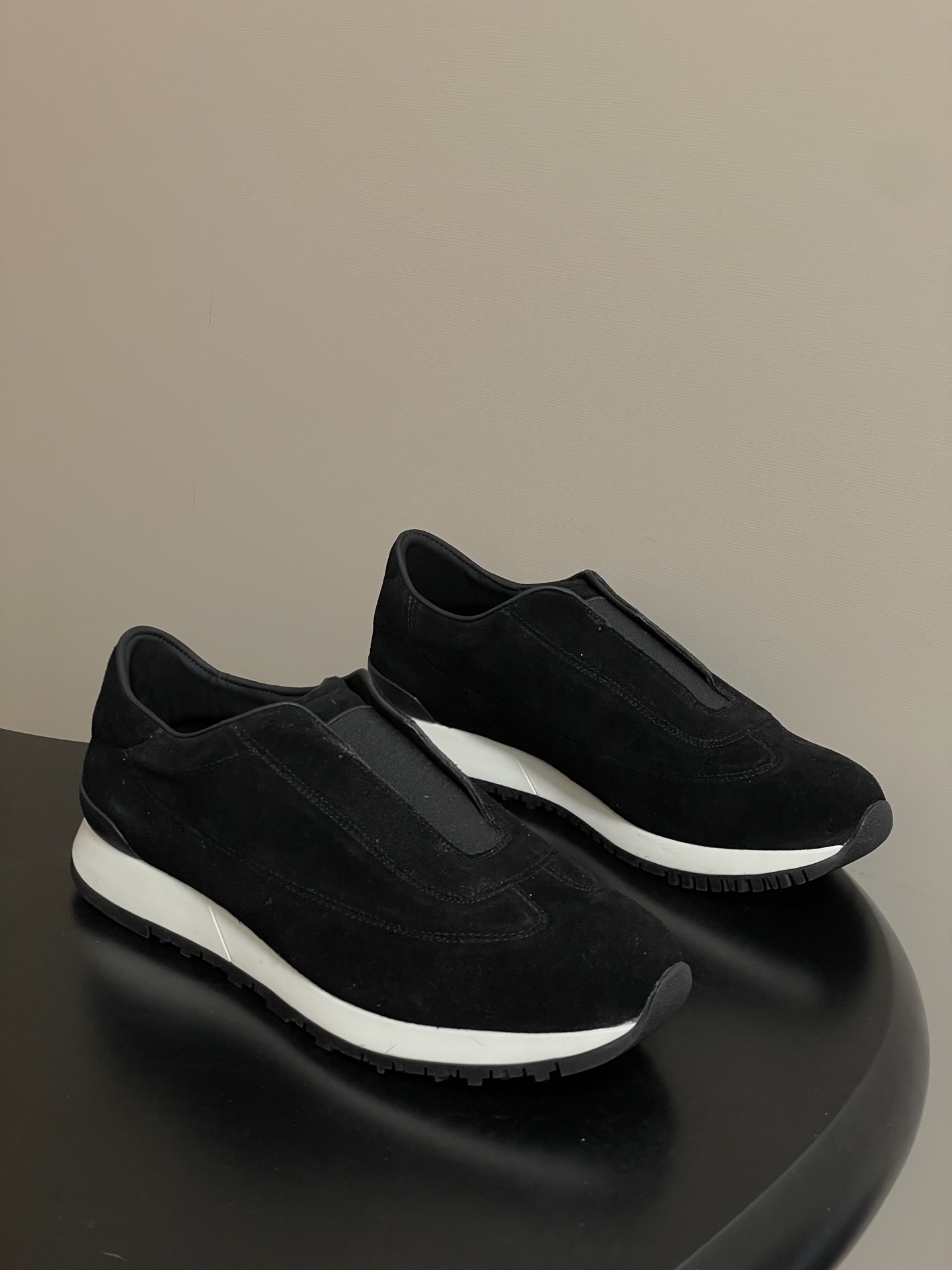 NO:722070,19860909-男款（偏大一码） John Lobb 约翰·洛布 男士休闲鞋系列 系带/弹力松紧带厚底运动鞋老钱风休闲鞋 原版购入开发 做货 这款黑色皮革 奢华休闲鞋百搭实穿,四季皆宜 John Lobb标志性三重交叉松紧细节确保穿脱灵便 同时令人联想到品牌精裁夹克的传统手工缝制工艺,致敬约翰.洛布的精湛工艺传承 此款鞋履风格优雅而休闲,配有皮革衬里 鞋面定制牛皮/牛反绒 内里垫脚牛皮 鞋底TPU发泡组合大底 码数欧码偏大一码38-45（46.47定做不退换）,休闲鞋/运动鞋,sneakers,jackets & coats,cowhide,Women's Shoes