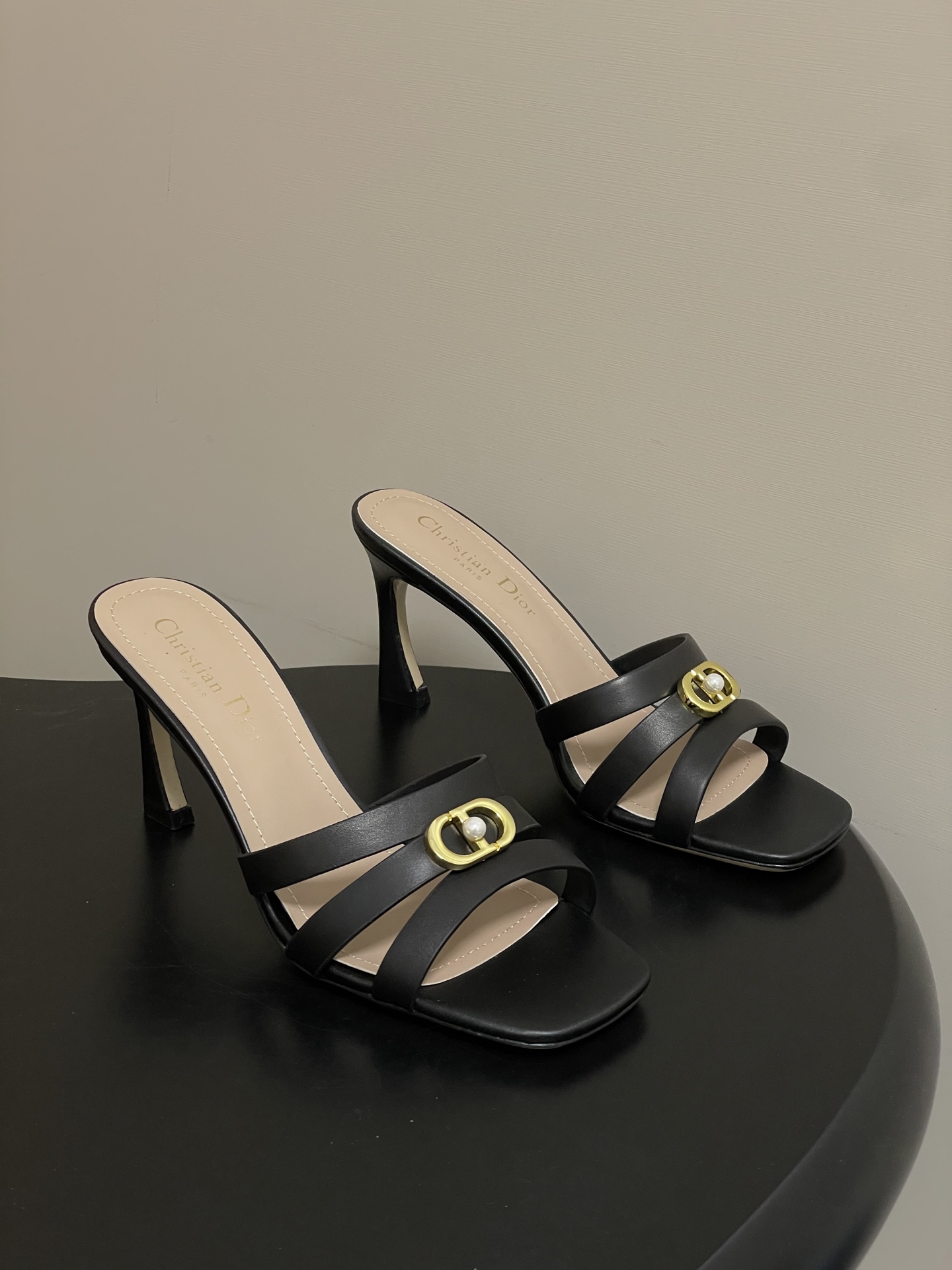 NO:722056,- 2026sDior Dior's latest CD pearl buckle Montaigne classic sandals CD letter buckle metal logo stiletto sandals This Montaigne sandal is a classic item of Dior. It is carefully made of cow leather and complements the gold-finished metal CD logo, highlighting Dior's exquisite craftsmanship. Classic and elegant, it can be easily matched with various outfits to create a sophisticated look.  The upper is decorated with a metal 'CD' logo to highlight the silhouette. The classic and elegant design can be easily matched with various styles. Upper cowhide leather sole Italian genuine leather outsole Buckles original molded pure copper hardware buckle/molded pearl buckle Heel height 8cm Size 35-39 (34.40.41.42.43 Customized, non-refundable and non-exchangeable), high heels and slippers, dior, dior, high heels, slippers, cowhide, Leather soles19860909- 2026sDior迪奥 最新CD珍珠扣 Montaigne经典凉拖鞋CD字母扣金属logo细高跟凉拖鞋 这款 Montaigne凉拖是 Dior 的经典单品.采用牛皮革精心制作,与金色饰面金属CD标志相得益彰,突显Dior 的精湛工艺.经典优雅,可与各式装扮轻松搭配,打造精致的造型. 鞋面饰金属“CD”标志突显版型,经典优雅的设计可与各式造型轻松搭配. 鞋面牛皮 鞋底意大利真皮大底 饰扣原版开模纯铜五金扣/开模珍珠扣 跟高8cm 码数35-39(34.40.41.42.43定做不退不换）,高跟鞋拖鞋,dior,dior,high heels,slippers,cowhide,Leather soles,Women's Shoes