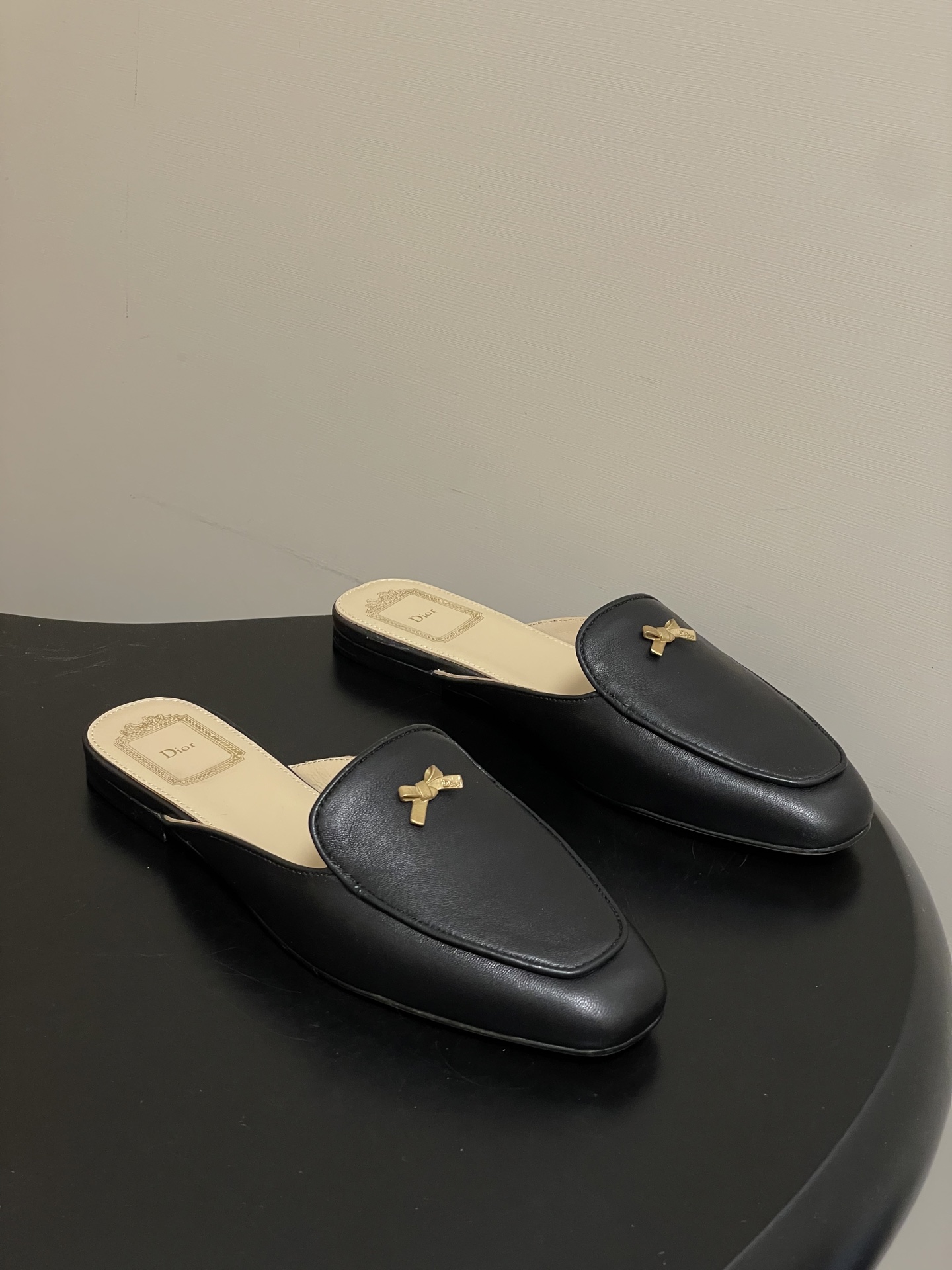 NO:722051,- 2026 spring and summer new Dior Dior D-Baby Bow mules, the latest CD letter hardware bow cap toe half slippers, flat sandals, these Baby Bow mules are specially designed by Jonathan Anderson for Dior, with a stylish slender rectangular toe and exquisite gold-finished metal bow decoration. Carefully crafted from suede sheep leather, it demonstrates the ideal balance between comfortable wear and exquisite craftsmanship, making it elegant and fashionable.  Customized cowhide/delicate sheepskin upper, sheepskin lining, Italian grade A genuine leather outsole, buckle, original molded pure copper hardware buckle, code number 35-39 (34.40.41.42.43, custom made, non-refundable, non-exchangeable), half drag, dior, dior, slippers, cowhide, sheepskin, sheep, Leather soles19860909- 2026春夏新款Dior迪奥 D-Baby Bow穆勒鞋最新CD字母五金蝴蝶结包头半拖鞋平底凉拖鞋 这款 Baby Bow穆勒鞋由乔纳森.安德森(Jonathan Anderson)为 Dior倾情打造,搭配时尚的修长方形鞋头和精致的金色饰面金属蝴蝶结装饰.采用绒面羊皮革精心制作,彰显舒适穿感与精湛工艺之间的理想平衡,高雅时髦. 鞋面定制牛皮/细腻羊猄皮 内里垫脚羊皮 鞋底意大利A级真皮大底 饰扣原版开模纯铜五金扣 码数35-39(34.40.41.42.43定做不退不换）,半拖,dior,dior,slippers,cowhide,sheepskin,sheep,Leather soles,Women's Shoes