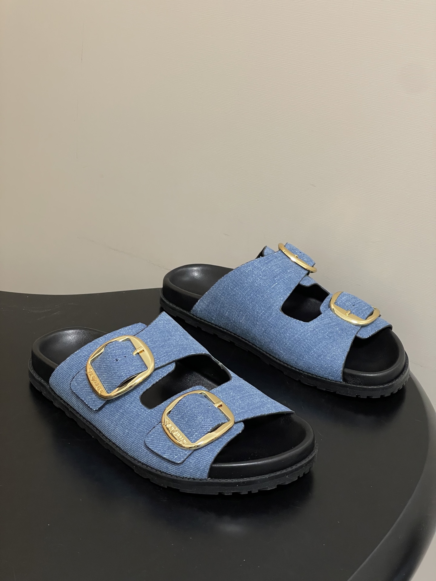 NO:750404,-Top quality (with high-end airplane box) Saint Laurent fw26 new arrival～ YSL 26s spring and summer new double-button Birkenstock thick-soled slippers buckle casual flat sandals  The upper strap is designed with a buckle, and the toe is exposed while adding a sense of retro and personality to the shape. It is a flat-soled mule style with no heel design, making it easy to put on and take off. The inside of the shoe is printed with the YSL brand logo, and the upper is made of imitation horse hair leather, which has a strong touch and visual texture. It continues the brand's light luxury craftsmanship, and has both a wild fashion sense and brand recognition. Simple and advanced!  The thick sole design quietly increases the height, making it super comfortable to walk and not tiring even if worn for a long time. The simple crossover design is fashionable and comfortable, and fits the shape of the foot. The black rubber sole is wear-resistant and non-slip. It is OK for daily outings and vacations. Whether it is paired with a skirt or casual pants, it can easily create a fashionable atmosphere. It is a versatile item in summer!  Upper cowhide/horsehair/customized denim, lining sheepskin, molded non-slip rubber outsole, size 35-39 (40.41 custom made, non-returnable), slippers, saint laurent, saint laurent, saint laurent, slippers, skirts, cowhide, sheepskin19860909-顶级品质（配高档飞机盒） Saint Laurent 圣罗兰fw26 new arrival～ YSL 26s 春夏新款双扣勃肯厚底拖鞋搭扣休闲平底凉拖鞋 鞋面带为搭扣设计,露趾的同时增加了造型的复古与个性感.属于平底穆勒拖款式,无后跟设计,穿脱便捷；鞋内印有YSL品牌标识,鞋面采用仿马毛皮革材质,触感与视觉肌理感强,延续了品牌轻奢的工艺水准,兼具野性时尚感与品牌辨识度. 简约又高级！厚底设计悄悄增高,走路超舒适,长时间穿也不累.简约交叉设计,时尚又舒适,贴合脚型,黑色橡胶鞋底耐磨防滑,日常出街、度假都OK～无论搭裙装还是休闲裤,轻松打造时髦氛围感,是夏季百搭神器！ 鞋面牛皮/马毛/定制丹宁布 内里垫脚羊皮 鞋底开模防滑橡胶大底 码数35-39（40.41定做不退换）,拖鞋,saint laurent,saint laurent,saint laurent,slippers,skirts,cowhide,sheepskin,Women's Shoes