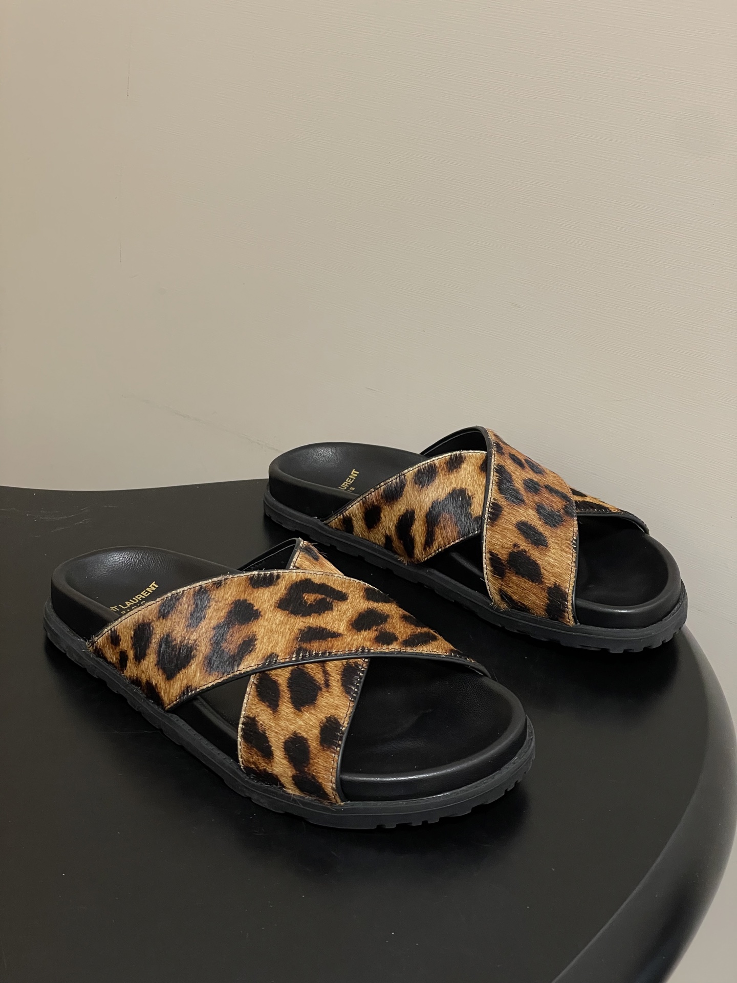 NO:750399,-Top quality (with high-end airplane box) Saint Laurent fw26 new arrival～ YSL 26s spring and summer new cross-strap thick-soled slippers casual flat sandals  The upper straps are cross-designed, and the open toe adds a sense of retro and individuality to the look. It is a flat-soled mule style with no heel design, making it easy to put on and take off. The inside of the shoe is printed with the YSL brand logo, and the upper is made of imitation horse hair leather, which has a strong touch and visual texture. It continues the brand's light luxury craftsmanship, and has both wild fashion sense and brand recognition. Simple and advanced!  The thick sole design quietly increases the height, making it super comfortable to walk and not tiring even if worn for a long time. The simple crossover design is fashionable and comfortable, and fits the shape of the foot. The black rubber sole is wear-resistant and non-slip. It is OK for daily outings and vacations. Whether it is paired with a skirt or casual pants, it can easily create a fashionable atmosphere. It is a versatile item in summer!  Upper cowhide/horsehair/customized denim, lining sheepskin, molded non-slip rubber outsole, size 35-39 (40.41 custom made, non-returnable), slippers, saint laurent, saint laurent, saint laurent, slippers, skirts, cowhide, sheepskin19860909-顶级品质（配高档飞机盒） Saint Laurent 圣罗兰fw26 new arrival～ YSL 26s 春夏新款交叉带厚底拖鞋休闲平底凉拖鞋 鞋面带为交叉设计,露趾的同时增加了造型的复古与个性感.属于平底穆勒拖款式,无后跟设计,穿脱便捷；鞋内印有YSL品牌标识,鞋面采用仿马毛皮革材质,触感与视觉肌理感强,延续了品牌轻奢的工艺水准,兼具野性时尚感与品牌辨识度. 简约又高级！厚底设计悄悄增高,走路超舒适,长时间穿也不累.简约交叉设计,时尚又舒适,贴合脚型,黑色橡胶鞋底耐磨防滑,日常出街、度假都OK～无论搭裙装还是休闲裤,轻松打造时髦氛围感,是夏季百搭神器！ 鞋面牛皮/马毛/定制丹宁布 内里垫脚羊皮 鞋底开模防滑橡胶大底 码数35-39（40.41定做不退换）,拖鞋,saint laurent,saint laurent,saint laurent,slippers,skirts,cowhide,sheepskin,Women's Shoes