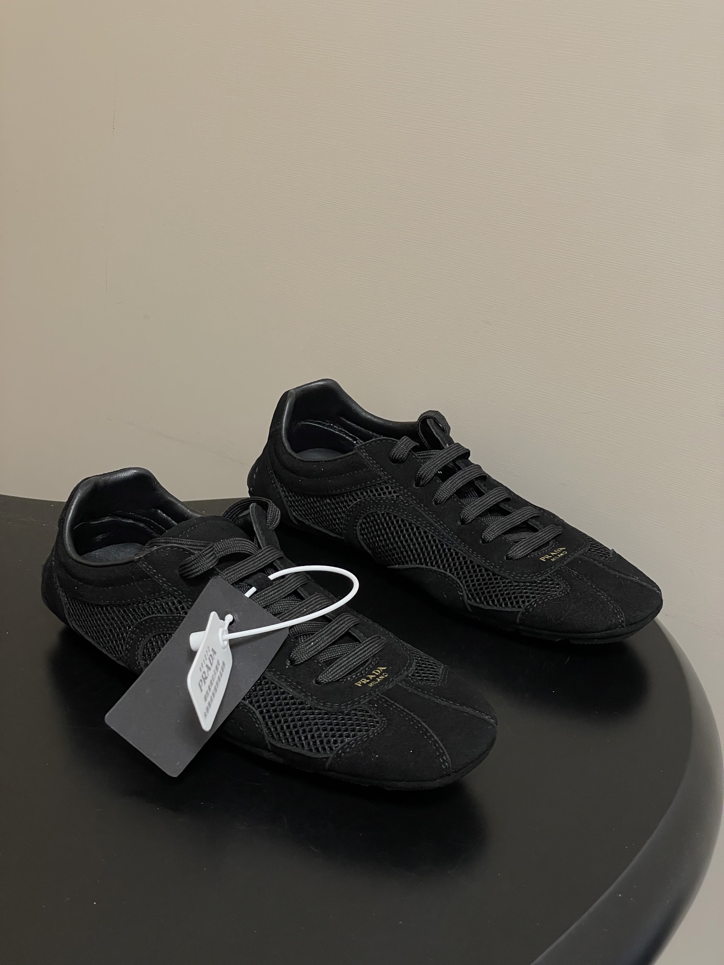 NO:722012,- 26Fw spring and summer new Prada Prada suede cow leather mesh sneakers retro moral training shoes lace-up casual sneakers Montecarlo suede cow leather and mesh sneakers The Linea Rossa series Montecarlo sneakers launched in 2005 perfectly combine style and comfort with elegant and innovative design. In this new interpretation, the shoes are made of soft and flexible materials  Nappa sheepskin upper. With a silhouette inspired by driving shoes, this shoe features a deconstructed sole for a lightweight look and smooth aesthetic. Stitched upper. Lined. Screen-printed Prada Milano logo. Flat laces. Lightweight, flexible sole with pronounced lugs that extend 0.5mm beyond the upper. High mercerized suede/air mesh upper. Sheepskin lining. Original open-molded rubber outsole.  Size 35-39 (40.41 customized, non-returnable), casual shoes/sports shoes, prada, prada, sneakers, cowhide, sheepskin19860909- 26Fw春夏新款Prada普拉达 绒面牛皮革网面运动鞋复古德训鞋系带休闲运动鞋Montecarlo绒面牛皮革和网眼运动鞋 2005年推出的Linea Rossa系列Montecarlo运动鞋,以高雅创新设计完美结合风格与舒适.在这一新诠释中,鞋履采用柔软灵活的 Nappa羊皮革鞋面.这款鞋履的廓形灵感源自驾驶鞋,采用解构鞋底设计,呈现轻盈外观和流畅美学.鞋面配缝线装饰.带衬里.丝网印花Prada Milano徽标.扁平鞋带.轻便灵活的鞋底,具有明显的凹凸纹,延伸至鞋面外0.5毫米. 鞋面高丝光牛反绒/空气层网 内里垫脚羊皮 鞋底原版开模橡胶大底 码数35-39（40.41定做不退换）,休闲鞋/运动鞋,prada,prada,sneakers,cowhide,sheepskin,Women's Shoes