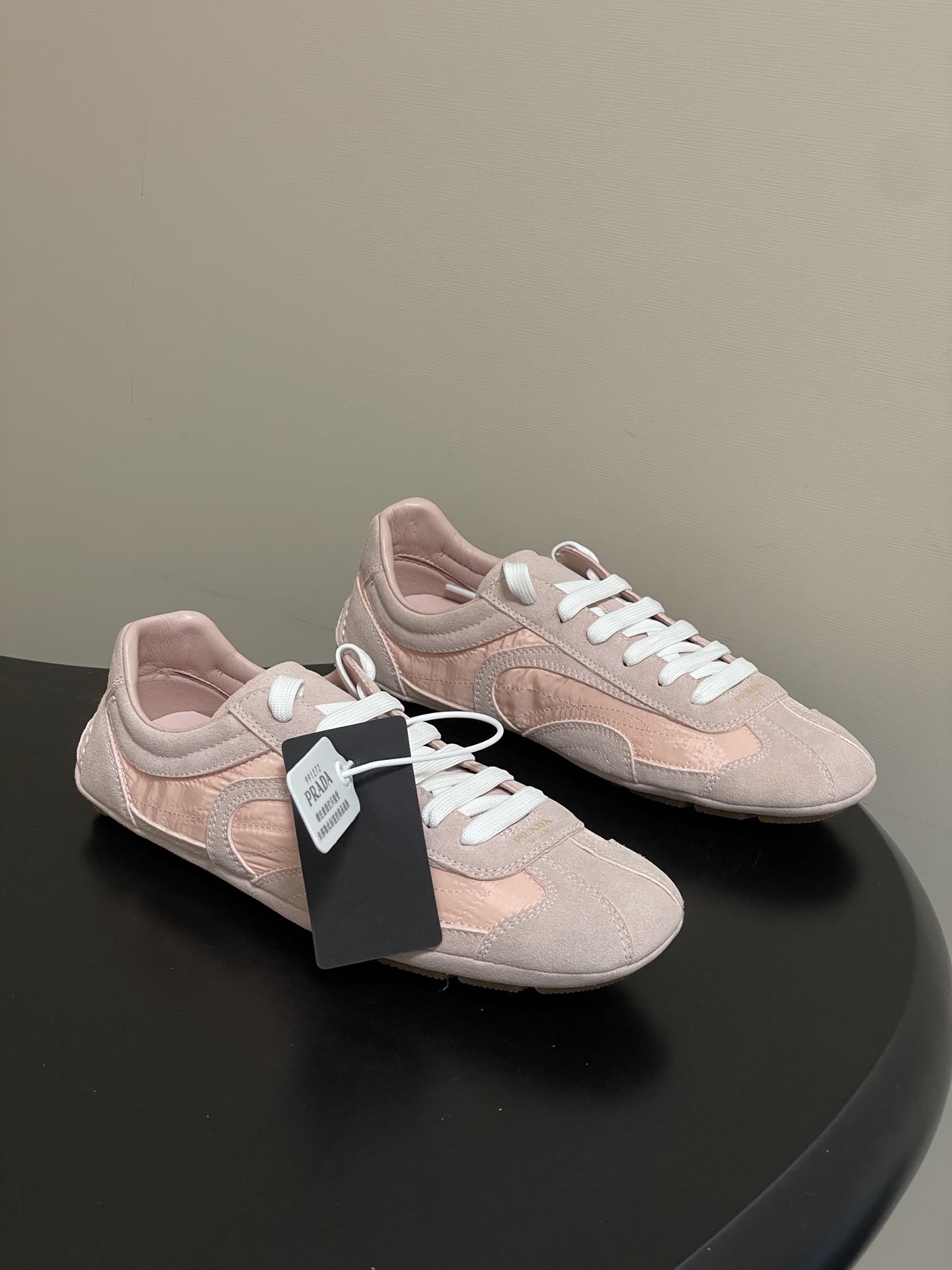 NO:722002,- 26Fw spring and summer new Prada Prada suede cow leather sneakers, retro moral training shoes, lace-up casual sneakers, Montecarlo suede cow leather and regenerated nylon sneakers. The Linea Rossa series Montecarlo sneakers launched in 2005 perfectly combine style and comfort with elegant and innovative design. In this new interpretation, the shoes are made of soft and flexible materials  Nappa sheepskin upper. The shoe's silhouette is inspired by driving shoes and features a deconstructed sole for a lightweight look and smooth aesthetic. Stitched upper. Lined. Screen-printed Prada Milano logo. Flat laces. Lightweight, flexible sole with pronounced lugs that extend 0.5mm beyond the upper. High mercerized smooth suede/ski fabric upper. Sheepskin lining. Original open-molded rubber outsole.  Size 35-39 (40.41 customized, non-returnable), casual shoes/sports shoes, prada, prada, sneakers, cowhide, sheepskin19860909- 26Fw春夏新款Prada普拉达 绒面牛皮革运动鞋复古德训鞋系带休闲运动鞋Montecarlo绒面牛皮革与再生尼龙运动鞋 2005年推出的Linea Rossa系列Montecarlo运动鞋,以高雅创新设计完美结合风格与舒适.在这一新诠释中,鞋履采用柔软灵活的 Nappa羊皮革鞋面.这款鞋履的廓形灵感源自驾驶鞋,采用解构鞋底设计,呈现轻盈外观和流畅美学.鞋面配缝线装饰.带衬里.丝网印花Prada Milano徽标.扁平鞋带.轻便灵活的鞋底,具有明显的凹凸纹,延伸至鞋面外0.5毫米. 鞋面高丝光牛反绒/滑雪服布 内里垫脚羊皮 鞋底原版开模橡胶大底 码数35-39（40.41定做不退换）,休闲鞋/运动鞋,prada,prada,sneakers,cowhide,sheepskin,Women's Shoes