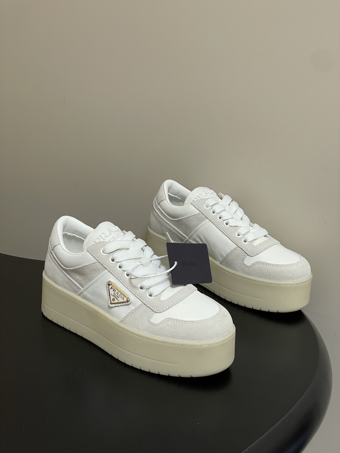 NO:750211,Spring and summer top new product series Triangular logo letter buckle thick-soled lace-up canvas casual sports shoes. The upper is made of high-mercerized cow suede/ski cloth. The lining is sheepskin. Original open-molded TPU outsole. Sole thickness 5CM. Size 35-41 [40.41 custom-made], casual shoes/sports shoes, sneakers, sheepskin19860909春夏顶级新品系列 三角标字母扣厚底系带帆布休闲运动鞋 鞋面采用高丝光牛反绒/滑雪服布 内里垫脚羊皮 原版开模TPU大底 底厚5CM 尺码35-41 [40.41定做],休闲鞋/运动鞋,sneakers,sheepskin,Women's Shoes