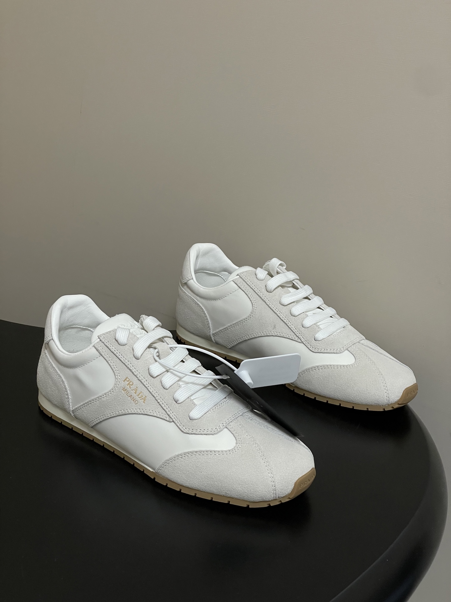 NO:722018,- 26Fw spring and summer new Prada suede cow leather sneakers, retro moral training shoes, lace-up casual sneakers. This sneaker adopts a soft and lightweight design, showing sports style and simple elegance. Smooth lines and soles outline the silhouette, perfectly balancing functionality, comfort and modern style.  The suede upper has a texture, and the inner sheepskin wrap is soft and waxy. The insole is thickened with lambskin, which is extremely comfortable to step on, has a sense of support, and feels well wrapped. The shoe shape is full of wrapping, light, easy to wear, and practical. It is a casual shoe that makes you taller and longer legs!  The upper is made of high-mercerized cow suede/ski cloth, and the inner lining is sheepskin. The sole is original molded TPU two-color outsole. Size 35-39 (40.41 custom-made, non-returnable), casual shoes/sports shoes, prada, prada, sneakers, cowhide, sheepskin, chamois leather19860909- 26Fw春夏新款Prada普拉达 绒面牛皮革运动鞋复古德训鞋系带休闲运动鞋 此款运动鞋采用柔软轻盈的设计,展现运动风格与简约高雅气质.流畅线条与鞋底勾勒出廓形,功能性、舒适性与现代风格完美平衡. 鞋面麂皮有肌理感,内里羊皮包裹,软软糯糯的.鞋垫加厚小羊皮,踩上去无比舒适,有支撑感,又包裹得很好的感觉 鞋型包裹感十足,轻便好穿实用的一款休闲鞋,显高显大长腿！ 鞋面高丝光牛反绒/滑雪服布 内里垫脚羊皮 鞋底原版开模TPU双色大底 码数35-39（40.41定做不退换）,休闲鞋/运动鞋,prada,prada,sneakers,cowhide,sheepskin,chamois leather,Women's Shoes