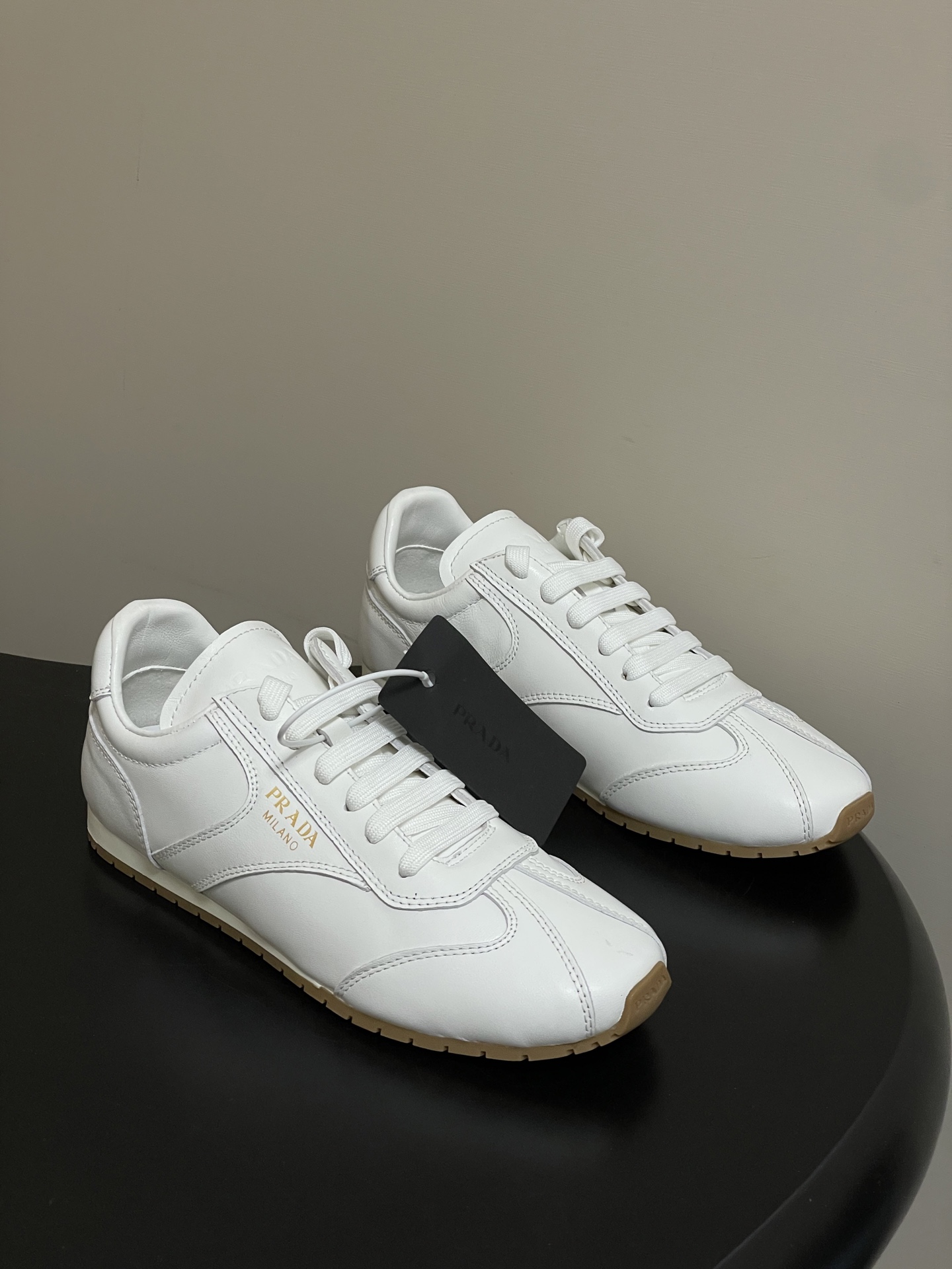 NO:722024,Leather surface - 26Fw spring and summer new Prada suede cow leather sneakers, retro moral training shoes, lace-up casual sneakers. This sneaker adopts a soft and lightweight design, showing sports style and simple elegance. The smooth lines and soles outline the silhouette, perfectly balancing functionality, comfort and modern style.  The suede upper has a texture, and the inner sheepskin wrap is soft and waxy. The insole is thickened with lambskin, which is extremely comfortable to step on, has a sense of support, and feels well wrapped. The shoe shape is full of wrapping, light, easy to wear, and practical. It is a casual shoe that makes you taller and longer legs!  The upper is made of high-mercerized cow suede/ski cloth, and the inner lining is sheepskin. The sole is original molded TPU two-color outsole. Size 35-39 (40.41 custom-made, non-returnable), casual shoes/sports shoes, prada, prada, sneakers, cowhide, sheepskin, chamois leather19860909皮面- 26Fw春夏新款Prada普拉达 绒面牛皮革运动鞋复古德训鞋系带休闲运动鞋 此款运动鞋采用柔软轻盈的设计,展现运动风格与简约高雅气质.流畅线条与鞋底勾勒出廓形,功能性、舒适性与现代风格完美平衡. 鞋面麂皮有肌理感,内里羊皮包裹,软软糯糯的.鞋垫加厚小羊皮,踩上去无比舒适,有支撑感,又包裹得很好的感觉 鞋型包裹感十足,轻便好穿实用的一款休闲鞋,显高显大长腿！ 鞋面高丝光牛反绒/滑雪服布 内里垫脚羊皮 鞋底原版开模TPU双色大底 码数35-39（40.41定做不退换）,休闲鞋/运动鞋,prada,prada,sneakers,cowhide,sheepskin,chamois leather,Women's Shoes