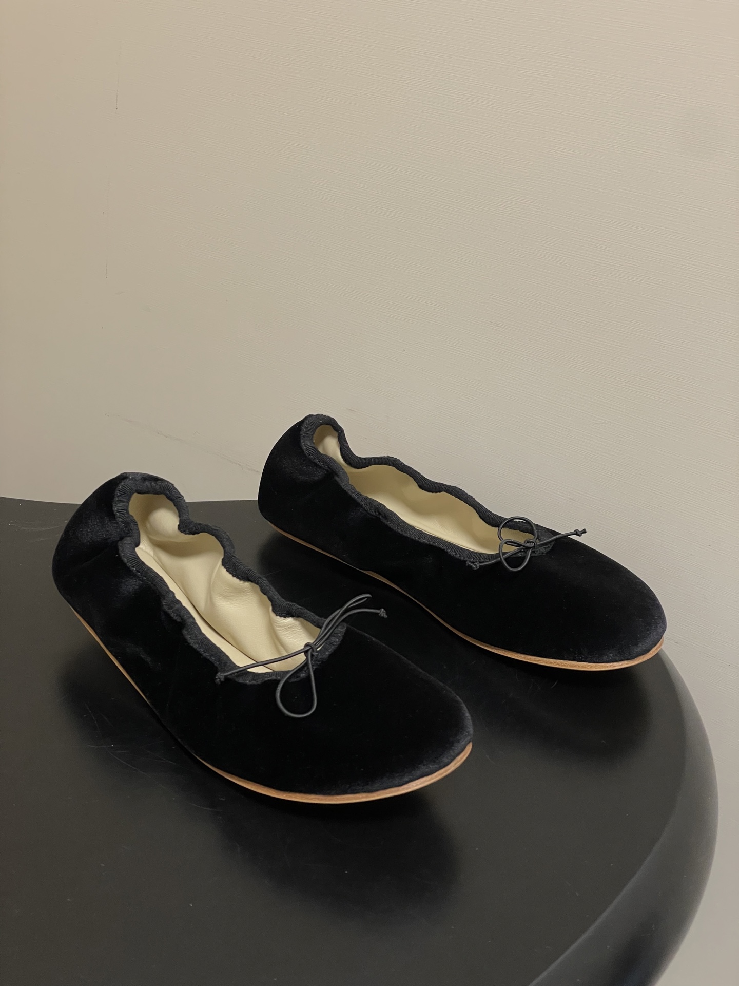 NO:724950,- THE ROW 26ss Spring and Summer New TR Round Toe Grandma Shoes Bow Flat Ballet Shoes Super Soft Dancing Shoes I fell in love with these shoes at first sight. It has a retro flavor and looks great with any combination!  All the major internet celebrity bloggers are wearing it. The whole shoe is very soft and easy to wear without rubbing your feet. It is simple and versatile~  Continuing the consistent minimalist style, the lining-free structure makes the shoe body extremely light and close to the skin. The whole pair of shoes looks simple but the craftsmanship is difficult. It is made of full leather bags and is made by master craftsmen. It is made of super waste materials. It is comfortable and soft to wear on the bare feet and is skin-friendly. Don’t worry about the foot feel at all. It is necessary to wear it well. It has an on-foot experience without wearing it. It is a style that you don’t want to take off when you put it on. If you have high requirements for foot feel, close your eyes and enter it!  Customized velvet/sheepskin upper, sheepskin lining, Italian genuine leather outsole, size 35-39 (40.41 custom-made, non-refundable), ballet shoes, sheepskin, Leather soles19860909- THE ROW 26ss春夏新款 TR圆头奶奶鞋蝴蝶结平底芭蕾舞单鞋超软跳舞鞋 第一眼看到这个鞋子就爱上了,带点复古味随意搭配都好看！各大网红博主都在穿它,整个鞋子非常柔软,好穿不磨脚.简约百搭款~ 延续了一贯极简风格,无内衬结构使得鞋身极其轻便贴肤,整双鞋子看似简单其实工艺很难,采用全皮套包制作工艺,老师傅制作,超级废料,上脚裸穿舒适柔软亲肤,脚感方面完全不可担心,好穿是必须的,穿若无穿的上脚体验,穿上就不想脱的款,对脚感要求高的闭眼入它！ 鞋面定制天鹅绒/绵羊皮 内里垫脚羊皮 鞋底意大利真皮大底 码数35-39（40.41定做不退换）,芭蕾舞鞋,sheepskin,Leather soles,Women's Shoes