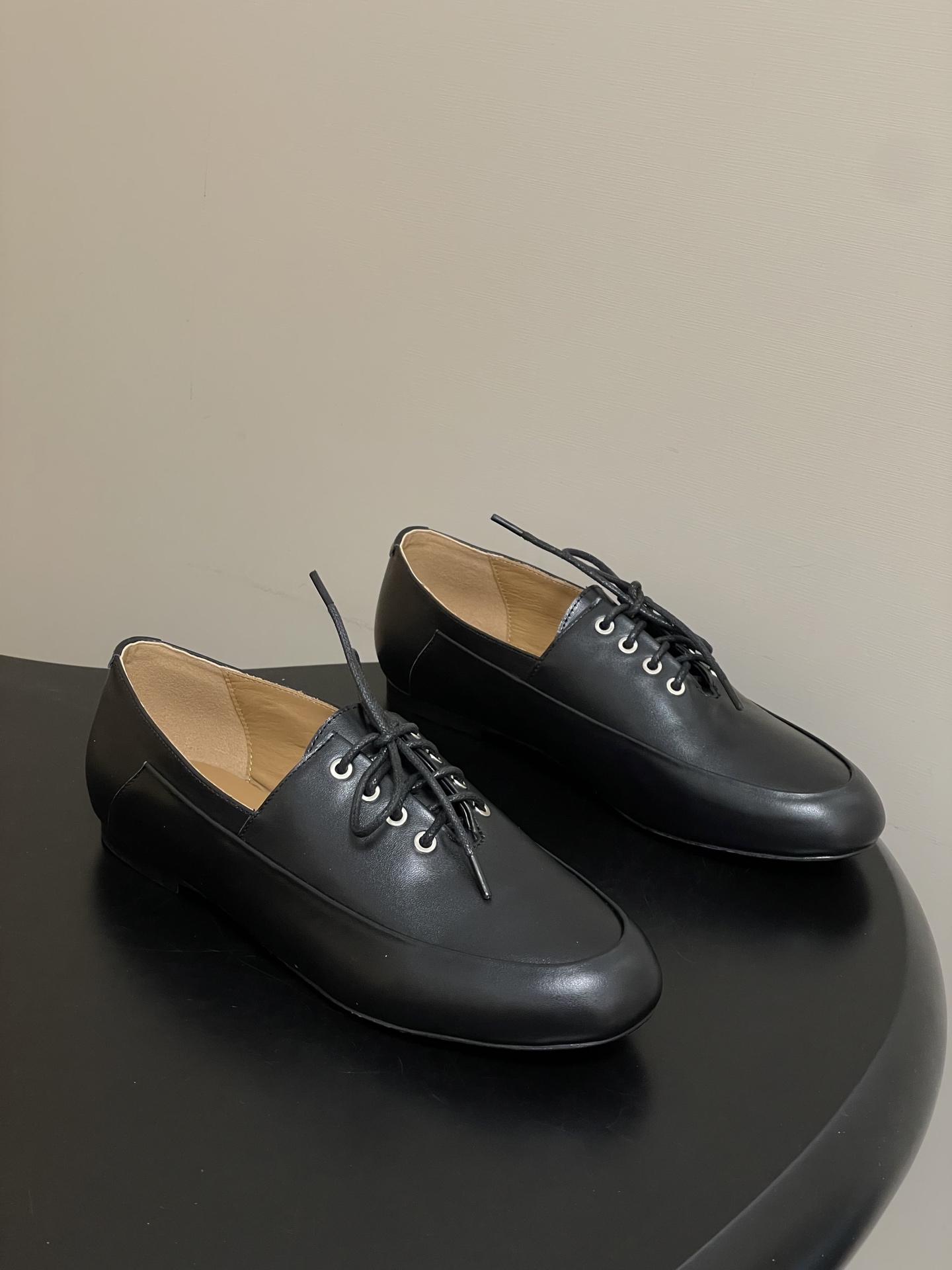 NO:724960,- JIL SANDER 26Fw new spring and summer ballet shoes series retro simple round-toe flat shoes lace-up loafers. These ballet shoes are really beautiful, simple yet fashionable design, comfortable and versatile, and can easily capture the elegance and relaxation of French style. Fashionistas really can't live without this kind of shoes. I recommend it!  Customized calfskin upper, water-dyed cowhide lining, Italian leather outsole, size 35-39 (40.41 custom-made, non-refundable), single shoes, jil sander, jil sander, loafers, cowhide, Leather soles19860909- JIL SANDER 吉尔桑达 26Fw春夏新款 芭蕾鞋系列复古简易圆头平底单鞋系带乐福鞋 这款芭蕾鞋真的太漂亮了,简单又不失时髦的设计,舒适百搭,轻松拿捏法式的优雅和松弛感,时髦精们真的不能没有这类鞋,墙裂推荐！ 鞋面定制小牛皮 内里垫脚水染牛皮 鞋底意大利真皮大底 码数35-39（40.41定做不退换）,单鞋,jil sander,jil sander,loafers,cowhide,Leather soles,Women's Shoes