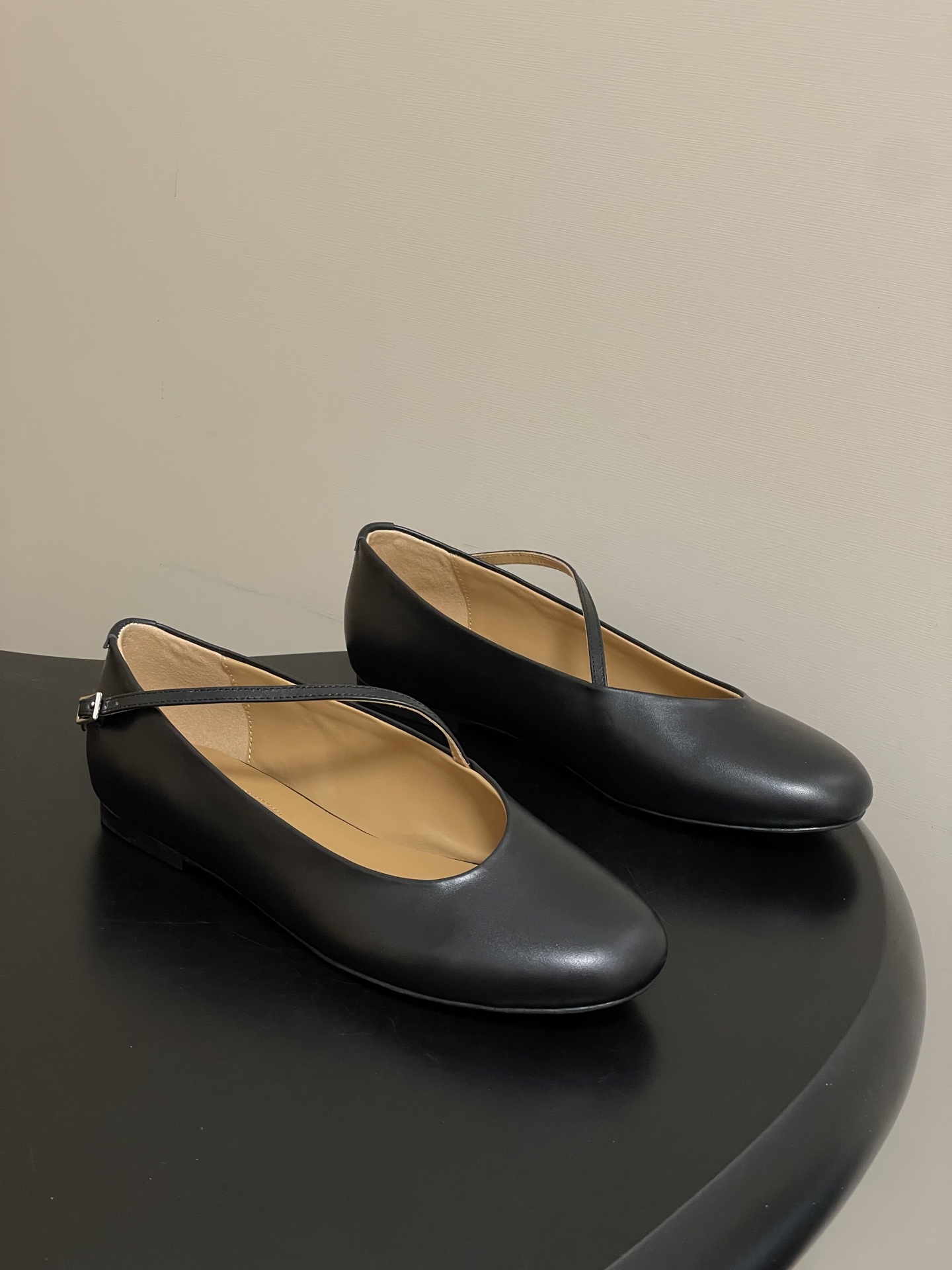 NO:724955,- JIL SANDER 26Fw Spring and Summer New Ballet Shoes Series Retro Simple Round Toe Flat Shoes Buckled Diagonal Strap Mary Jane Shoes These ballet shoes are really beautiful, simple yet fashionable design, comfortable and versatile, and can easily capture the elegance and relaxation of French style. Fashionistas really can’t live without these shoes, recommended by Wall Crack!  Customized calfskin upper, water-dyed cowhide lining, Italian genuine leather outsole, size 35-39 (40.41 custom-made, non-returnable), ballet shoes, jil sander, jil sander, mary jane, cowhide, Leather soles19860909- JIL SANDER 吉尔桑达 26Fw春夏新款 芭蕾鞋系列复古简易圆头平底单鞋搭扣斜带玛丽珍鞋 这款芭蕾鞋真的太漂亮了,简单又不失时髦的设计,舒适百搭,轻松拿捏法式的优雅和松弛感,时髦精们真的不能没有这类鞋,墙裂推荐！ 鞋面定制小牛皮 内里垫脚水染牛皮 鞋底意大利真皮大底 码数35-39（40.41定做不退换）,芭蕾舞鞋,jil sander,jil sander,mary jane,cowhide,Leather soles,Women's Shoes