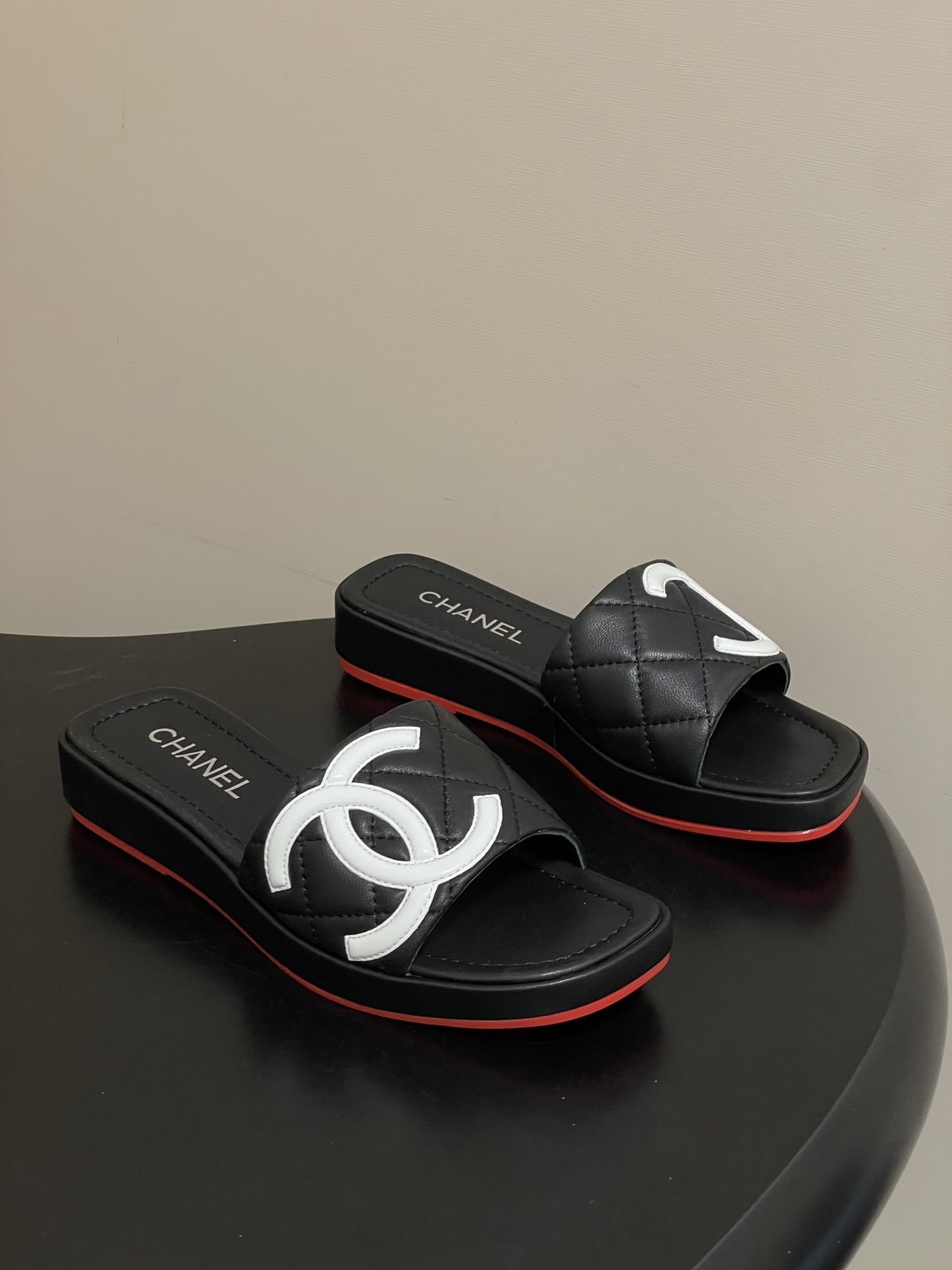 NO:787773,-Chanel Xiaoxiang Medieval Kangpeng Panda Color Strap Slippers Retro Large Pair C Diamond Thick-soled Sandals Summer slippers are here. I haven’t seen such perfect and practical slippers for a long time. They perfectly cover the toes and make the feet full of mystery. The most important thing is that the non-slip TPU outsole is really easy to use. You are not afraid of slipping when you step on the wet floor. There is no fault at all in a pair of fashionable retro slippers. It is the top slipper in my heart!  Very popular large double C design, hand stitching is very time-consuming and labor-intensive, the rose red outsole allows you to reveal highlights inadvertently, retro is classic, the rich C flavor will be passed down forever. Upper sheepskin, lining sheepskin, insole and water platform cowhide, open molded rubber outsole, size 35-39 (40.41 custom-made, non-refundable), slippers, chanel, slippers, cowhide, sheepskin19860909- Chanel 小香中古康鹏熊猫配色一字带拖鞋复古大双C菱格厚底凉拖鞋 夏日拖鞋款来袭,好久没见到这么完美实用的拖鞋了,完美得覆盖脚趾,让脚充满神秘感,最主要的是防滑TPU大底真的太好用了,踩湿哒哒的地板也完全不怕滑倒,一双时髦复古的拖鞋,完全挑不出毛病,是心尖上的拖鞋！ 非常火的大双C设计,手工车线非常耗时耗力,玫红色大底让你不经意露出亮点,复古就是经典,浓郁C味永久流传 鞋面羊皮 内里羊皮 鞋垫跟水台牛皮 大底开模橡胶大底 码数35-39（40.41 定做不退换）,拖鞋,chanel,slippers,cowhide,sheepskin,Women's Shoes