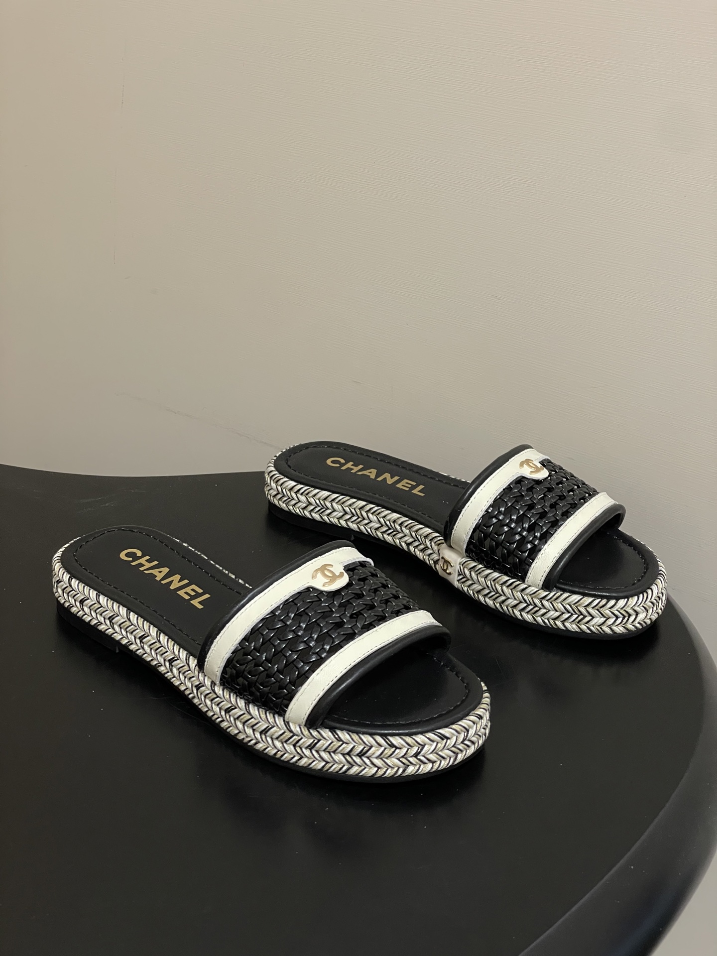 NO:787774,- 26Ss new spring and summer Chanel Xiaoxiang holiday style hemp rope bottom medieval buckle one-word honey sandals double C buckle woven hollow thick-soled slippers. How important is lazy, comfortable and tasteful wearing, I really can't put it down. The upper feet are huge to show the length of the legs. Gray and high-end, the whole person looks very expensive!  Cowhide upper, sheepskin lining, hemp rope combination rubber sole, size 35-39 (40.41 custom made, non-refundable), slippers, chanel, slippers, cowhide, sheepskin19860909- 26Ss 春夏新款Chanel小香度假风麻绳底中古扣一字蜜儿凉拖鞋双C扣编织镂空厚底拖鞋 慵懒舒适而不失品味的穿着是多么重要,真的爱不释手 上脚巨显腿长 灰常滴高级 整个人看起来就很贵！ 鞋面牛皮 内里垫脚羊皮 鞋底麻绳组合橡胶鞋底 码数35-39（40.41定做不退换）,拖鞋,chanel,slippers,cowhide,sheepskin,Women's Shoes