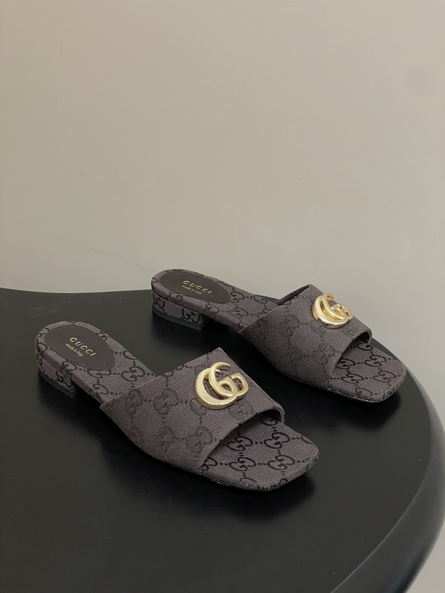 NO:722911,- 26Ss Spring and Summer New Style Gucci Classic Double G Buckle Flat Sandals Open-toed Slippers This open-toed sandal is made of leather, cleverly using design elements such as square round toes and thick heels to create a fashionable retro style. The archived Double G metal buckle details are reminiscent of the brand's fashionable atmosphere. The upper is lambskin/metallic leather, the lining is sheepskin, and the sole is Italian leather outsole.  Size 35-39 (40.41.42 custom-made, non-refundable) with the latest Ancola wine red high-end packaging, slippers, gucci, gucci, slippers, sheepskin, Leather soles19860909- 26Ss春夏新款 Gucci 古驰 经典双G扣 平底凉拖鞋 露趾拖鞋 这款露趾凉拖鞋采用皮革制作,巧妙运用方形圆头和粗跟等设计元素演绎时尚复古风范.典藏的双G 金属扣细节令人联想起品牌的时尚气息浓郁 鞋面小羊皮/金属皮 内里垫脚羊皮 鞋底意大利真皮大底 码数35-39（40.41.42定做不退换） 配最新安可拉酒红高档包装,拖鞋,gucci,gucci,slippers,sheepskin,Leather soles,Women's Shoes