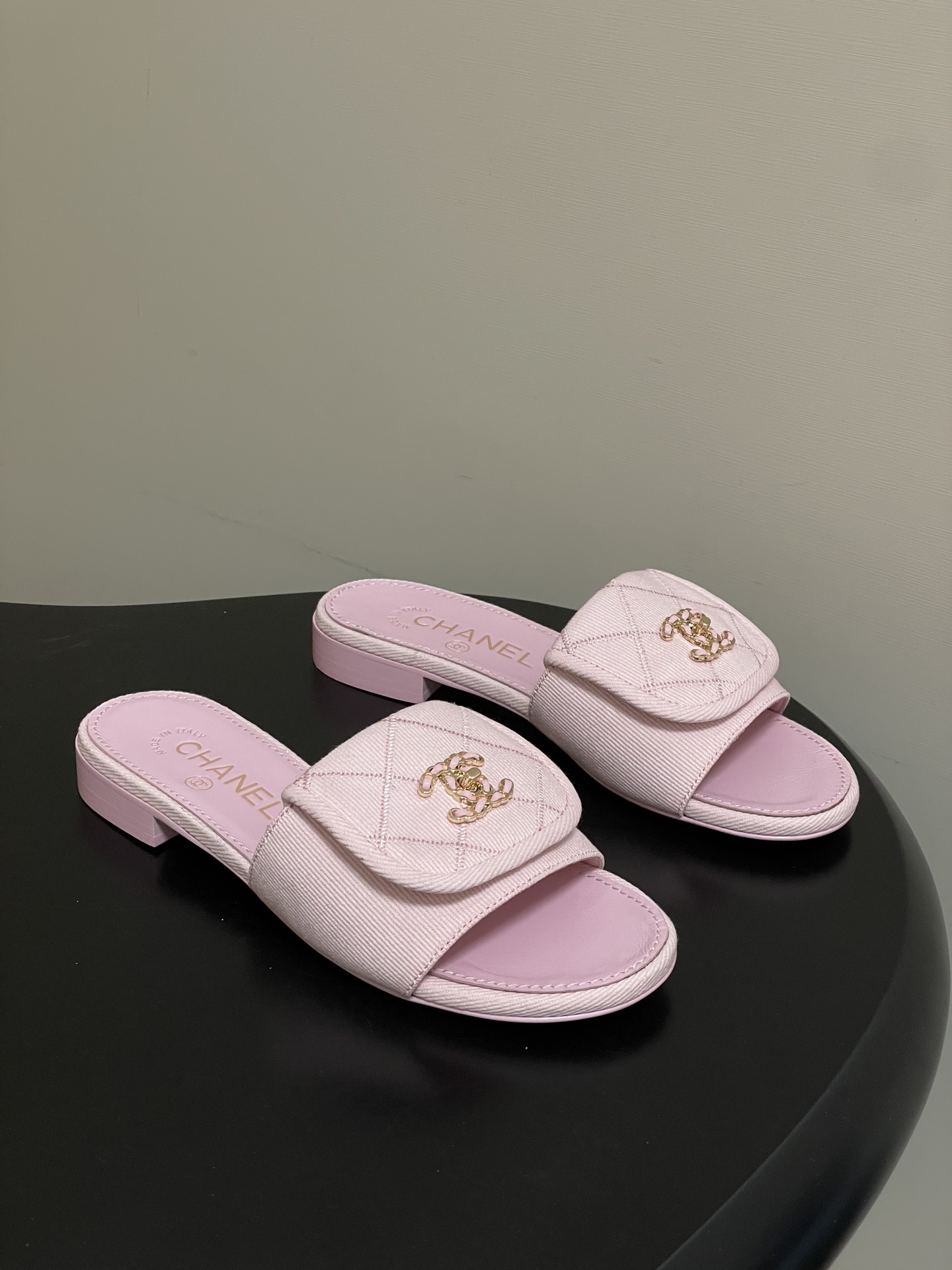 NO:722008,- 26Fw spring and summer new Chanel Xiaoxiang chain double C letter buckle one-word slippers classic schoolbag buckle high-heeled slippers rhombus denim surface thick-heeled slippers. Versatile slippers that you will not get tired of. A super classic style that is casual and sophisticated with a sure temperament. This spring and summer is a perfect bonus treasure!  Customized washed denim for the upper, sheepskin lining for the feet, high flat/thick heel 5cm, Italian genuine leather outsole, size 35-39 (40.41.42 custom made, non-refundable), slippers, chanel, slippers, sheepskin, Leather soles19860909- 26Fw春夏新款Chanel小香链条双C字母扣一字拖鞋经典书包扣高跟拖鞋菱格牛仔布面粗跟凉拖鞋 穿不腻的百搭凉拖 超经典的一款 休闲中带着精致 气质拿捏稳妥 今年春夏绝美加分宝藏！ 鞋面定制水洗牛仔布 内里垫脚羊皮 高跟平底/粗跟5cm 鞋底意大利真皮大底 码数35-39（40.41.42定做不退换）,拖鞋,chanel,slippers,sheepskin,Leather soles,Women's Shoes