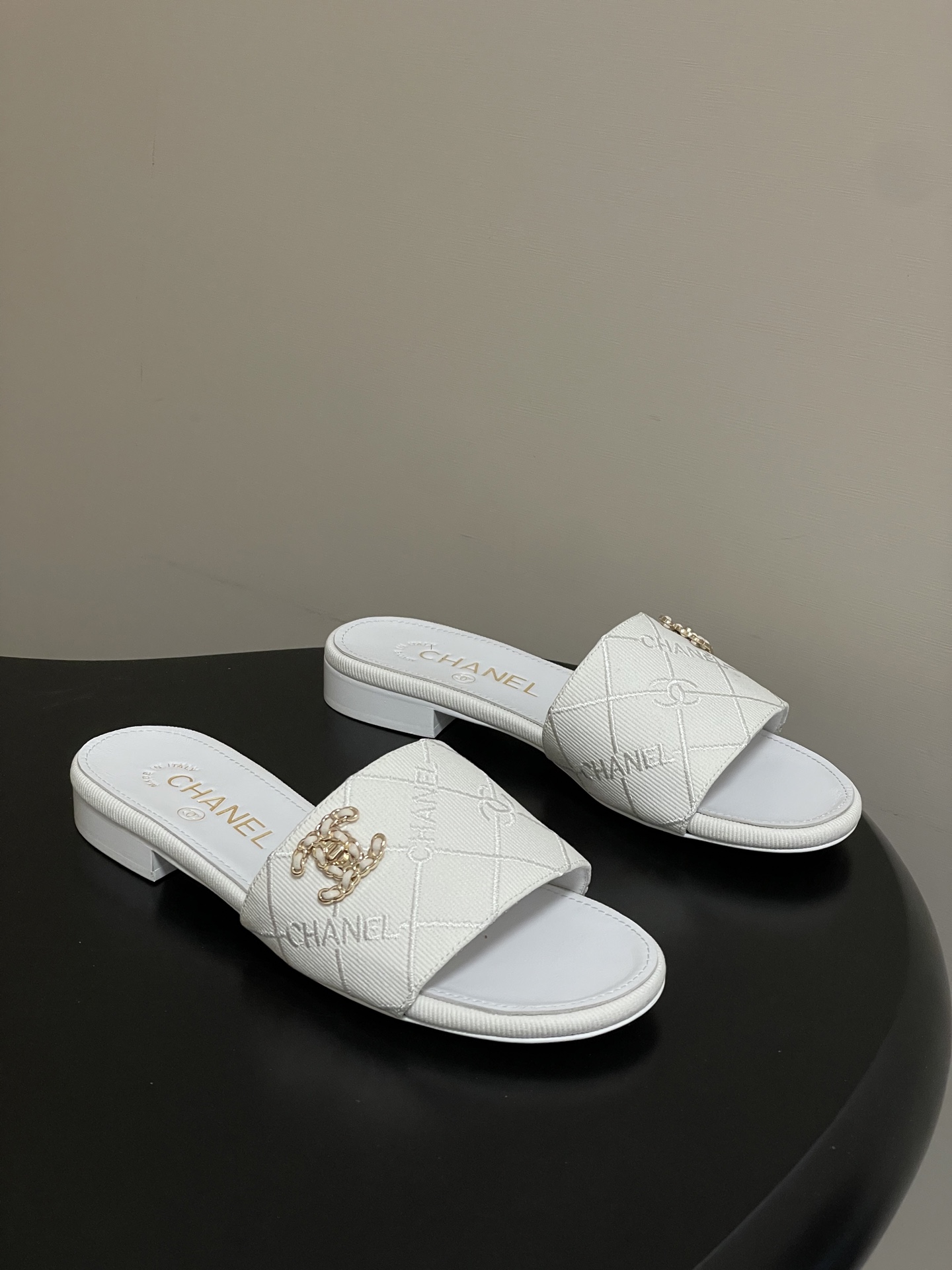 NO:721995,- 26Fw spring and summer new Chanel Xiaoxiang chain double C letter buckle one-word slippers classic schoolbag buckle high-heeled slippers rhombus denim surface thick-heeled slippers. Versatile slippers that you will not get tired of. A super classic style that is casual and sophisticated with a sure temperament. This spring and summer is a perfect bonus treasure!  Customized washed denim for the upper, sheepskin lining for the feet, high flat/thick heel 5cm, Italian genuine leather outsole, size 35-39 (40.41.42 custom made, non-refundable), slippers, chanel, slippers, sheepskin, Leather soles19860909- 26Fw春夏新款Chanel小香链条双C字母扣一字拖鞋经典书包扣高跟拖鞋菱格牛仔布面粗跟凉拖鞋 穿不腻的百搭凉拖 超经典的一款 休闲中带着精致 气质拿捏稳妥 今年春夏绝美加分宝藏！ 鞋面定制水洗牛仔布 内里垫脚羊皮 高跟平底/粗跟5cm 鞋底意大利真皮大底 码数35-39（40.41.42定做不退换）,拖鞋,chanel,slippers,sheepskin,Leather soles,Women's Shoes