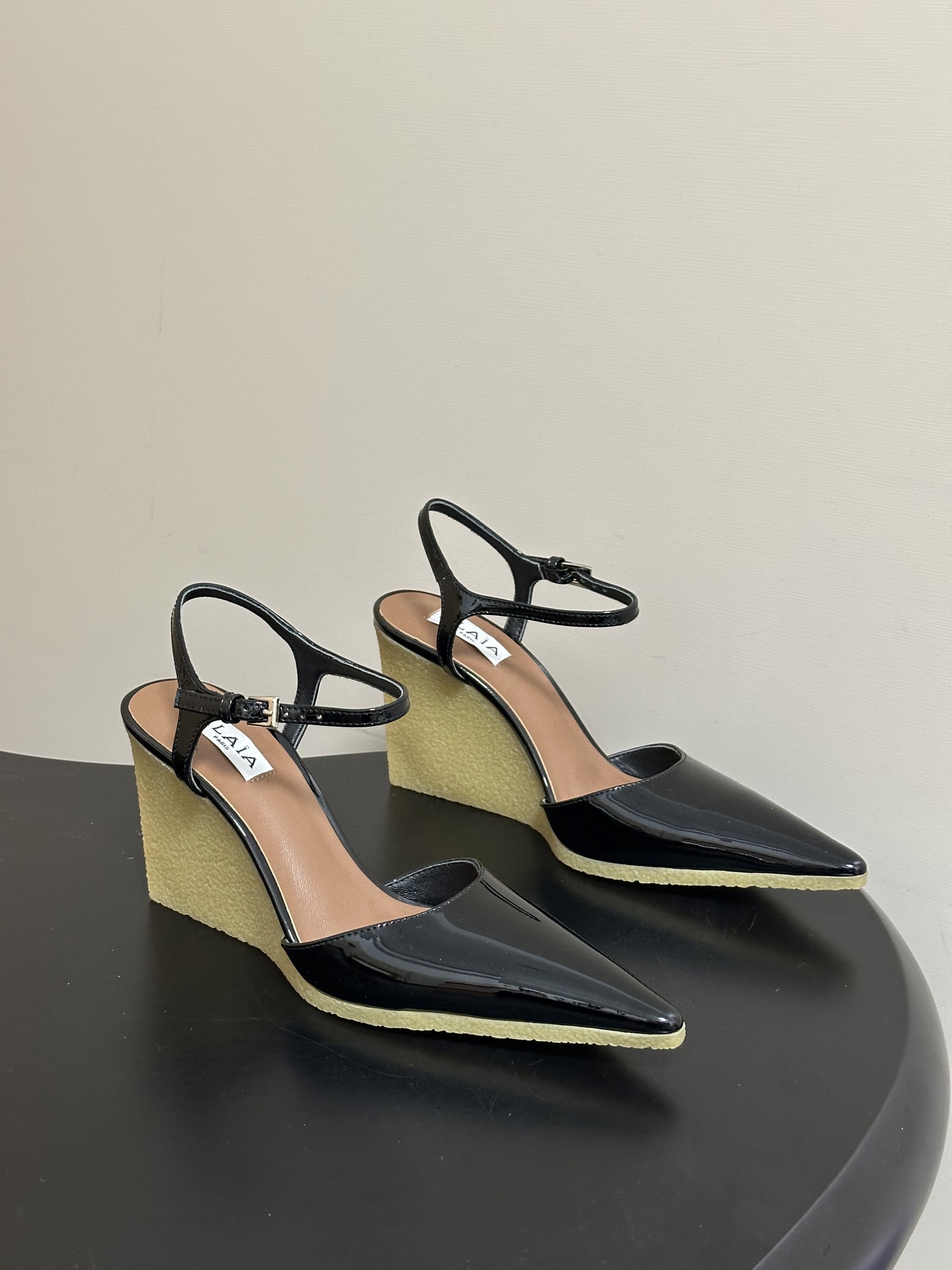 NO:724934,-Belt box 20 order notes (default ordinary box) 26ss spring and summer new ALAIA ALAIA cube wedge patent mules pointed toe high heel buckle wrap back empty sandals This wedge mules, pointed toe design, with a unique cube heel, made of cow patent leather. Decorated with buckle heel straps. Easily create a fashionable and modern feel. The upper is customized cow patent leather and the lining is sheepskin.  Original open-molded smoked rubber outsole, heel height 9cm, size 35-39 (40.41.42, custom-made, non-returnable), high-heeled shoes, sandals, alaia, sandals, high heels, sheepskin19860909-皮带盒20下单备注（默认普通盒） 26ss春夏新款ALAIA阿莱亚 立方体坡跟漆面穆勒鞋尖头高跟搭扣绕带后空凉鞋 这款坡跟穆勒鞋,尖头设计,搭配别具一格的立方体鞋跟,采用牛漆皮制成.饰以搭扣后跟饰带.轻松营造时尚摩登之感. 鞋面定制牛漆皮 内里垫脚羊皮 鞋底原版开模烟胶大底 跟高9cm 码数35-39（40.41.42 定做不退换）,高跟鞋凉鞋,alaia,sandals,high heels,sheepskin,Women's Shoes