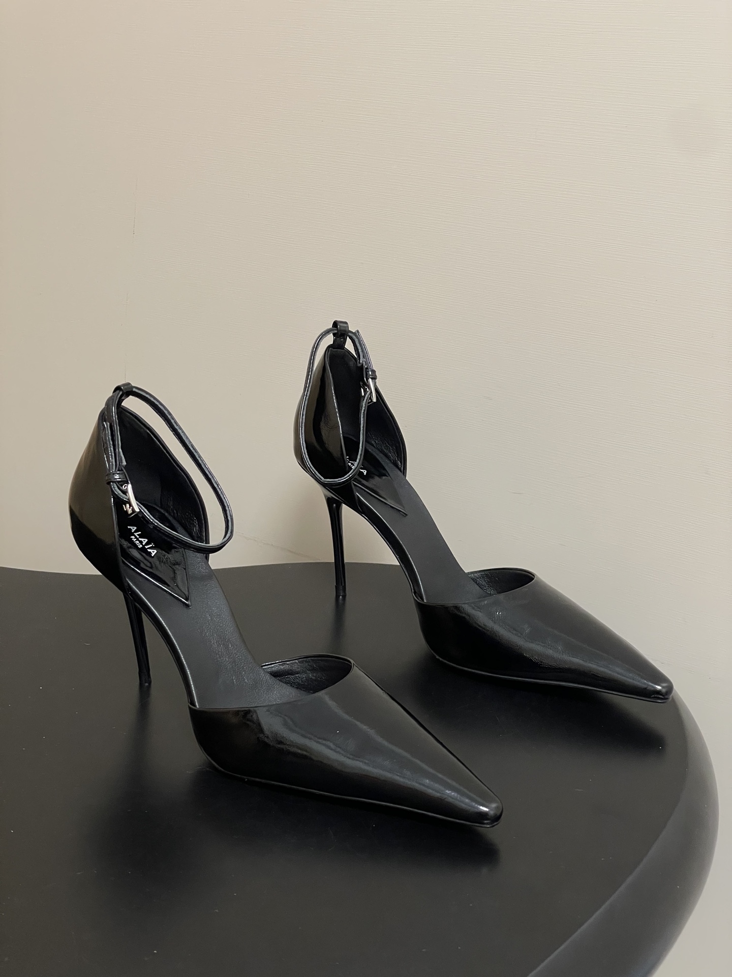 NO:724928,- Belt box 20 order notes (default ordinary box) 26ss spring and summer new ALAIA D'Orsay high heels pointed toe hollow high heels buckle stiletto sandals This black D'Orsay high heels, the upper is made of slightly wrinkled glossy calfskin, with a drop-shaped heel base, decorated with slim ankle straps, 95 mm stiletto heel, more refined and elegant. The upper is custom-made cow wax leather/horse hair, and the lining is sheepskin.  Original open mold Italian injection outsole, heel height 9.5cm, size 35-39 (40.41.42, custom-made, non-returnable), high heels and sandals, alaia, sandals, high heels, cowhide, sheepskin19860909-皮带盒20下单备注（默认普通盒） 26ss春夏新款ALAIA阿莱亚 D'Orsay高跟鞋尖头中空高跟单鞋搭扣细跟凉鞋 该款黑色D'Orsay高跟鞋,鞋面采用微皱褶亮面小牛皮,搭配水滴形鞋跟底座,饰以纤细踝部系带,95 毫米细高跟,更显精致优雅. 鞋面定制牛蜡皮/马毛 内里垫脚羊皮 鞋底原版开模意大利注塑大底 跟高9.5cm 码数35-39（40.41.42 定做不退换）,高跟鞋凉鞋,alaia,sandals,high heels,cowhide,sheepskin,Women's Shoes