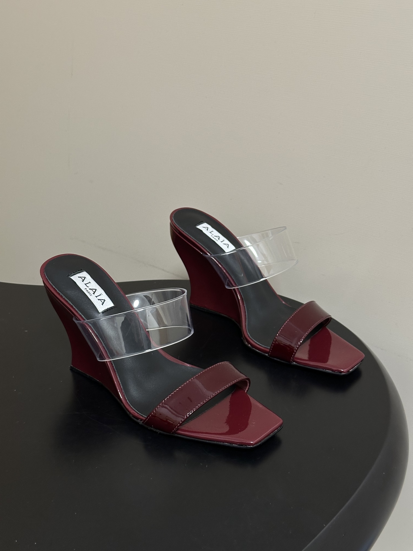 NO:724952,- Belt box 20 order notes (default ordinary box) 26ss spring and summer new style ALAIA square toe film cube wedge mules transparent two strap high heel half slippers wedge sandals These wedge mules have a square toe design and a unique cube heel, made of cow patent leather/film. Easily create a fashionable and modern feel.  Countless famous designers regard him as 'Designer of Designers' and he influences the style of many people!  These Alai@ design elements are still appearing on the runways of major brands. They are super popular and look great on your feet!  Here comes the high love high-love high-heeled shoes that everyone on the Internet has got a pair of. These PVC high-heeled shoes are decorated with exquisite heart-shaped decorations. The brand's new elegant shoe style is casual, comfortable, and fashionable. It comes in a variety of colors to match different occasions. Overseas bloggers have a pair!  Upper cow patent leather/custom film, inner padding sheepskin, sole original molded injection molded leather outsole, heel height 9.5cm, size 35-39 (40.41.42 custom made, non-returnable), high heels and slippers, alaia, high heels, slippers, sheepskin, Leather soles19860909-皮带盒20下单备注（默认普通盒） 26ss春夏新款ALAIA阿莱亚 方头胶片立方体坡跟穆勒鞋透明两带高跟半拖鞋坡跟凉拖鞋 这款坡跟穆勒鞋,方头设计,搭配别具一格的立方体鞋跟,采用牛漆皮/胶片制成.轻松营造时尚摩登之感. 无数的名设计师都把他看作“DesignerofDesigners”更影响着很多人的风格！这些Alai@的设计元素不是仍不断出现在各大品牌的秀台上、超级火爆,上脚美爆啦！ 外网大博人手一双的high love爱心高跟鞋来啦~ 这款PVC高跟鞋采用精美心形装饰搭配 品牌全新的优雅鞋型 休闲舒适兼备具时髦利落 多种颜色搭配不同场合 海外博主人手一双！ 鞋面牛漆皮/定制胶片 内里垫脚羊皮 鞋底原版开模注塑真皮大底 跟高9.5cm 码数35-39（40.41.42 定做不退换）,高跟鞋拖鞋,alaia,high heels,slippers,sheepskin,Leather soles,Women's Shoes