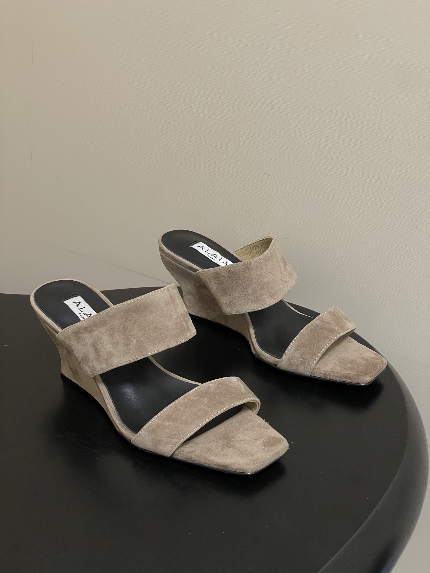 NO:724940,- Belt box 20 order notes (default ordinary box) 26ss spring and summer new ALAIA square-toe suede cube wedge mules two-strap high-heeled half slippers wedge sandals. This wedge mules has a square toe design and a unique cube heel. It is made of fine sheepskin leather. It easily creates a fashionable and modern feel. Stripping off redundant decoration creates a minimalist and highly recognizable mules silhouette.  The neat thick heel perfectly combines aura and practicality. As a daily interpretation of a haute couture house, it is not only a neat standard for commuting in the workplace, but also a lazy tool for going to dinner dates. Every step is based on the precise scale of French avant-garde aesthetics. Customized sheepskin upper, sheepskin lining, original open-molded injection molded leather outsole, heel height 7cm/9.5cm/11cm, size 35-39 (40.41.42)  Customized (non-refundable), high heels and slippers, alaia, high heels, slippers, sheepskin, sheep, Leather soles19860909-皮带盒20下单备注（默认普通盒） 26ss春夏新款ALAIA阿莱亚 方头绒面立方体坡跟穆勒鞋两带高跟半拖鞋坡跟凉拖鞋 这款坡跟穆勒鞋,方头设计,搭配别具一格的立方体鞋跟,采用细腻羊猄皮制成.轻松营造时尚摩登之感. 剥离冗余装饰 构筑出极简又极具辨识度的穆勒鞋廓形 利落粗跟将气场与实穿性完美融合 作为高定屋的日常化诠释 它既是职场通勤的利落标配 也是晚宴赴约的慵懒利器 每一步都踩在法式先锋美学的精准刻度上 鞋面定制羊猄皮 内里垫脚羊皮 鞋底原版开模注塑真皮大底 跟高7cm/9.5cm/11cm 码数35-39（40.41.42 定做不退换）,高跟鞋拖鞋,alaia,high heels,slippers,sheepskin,sheep,Leather soles,Women's Shoes