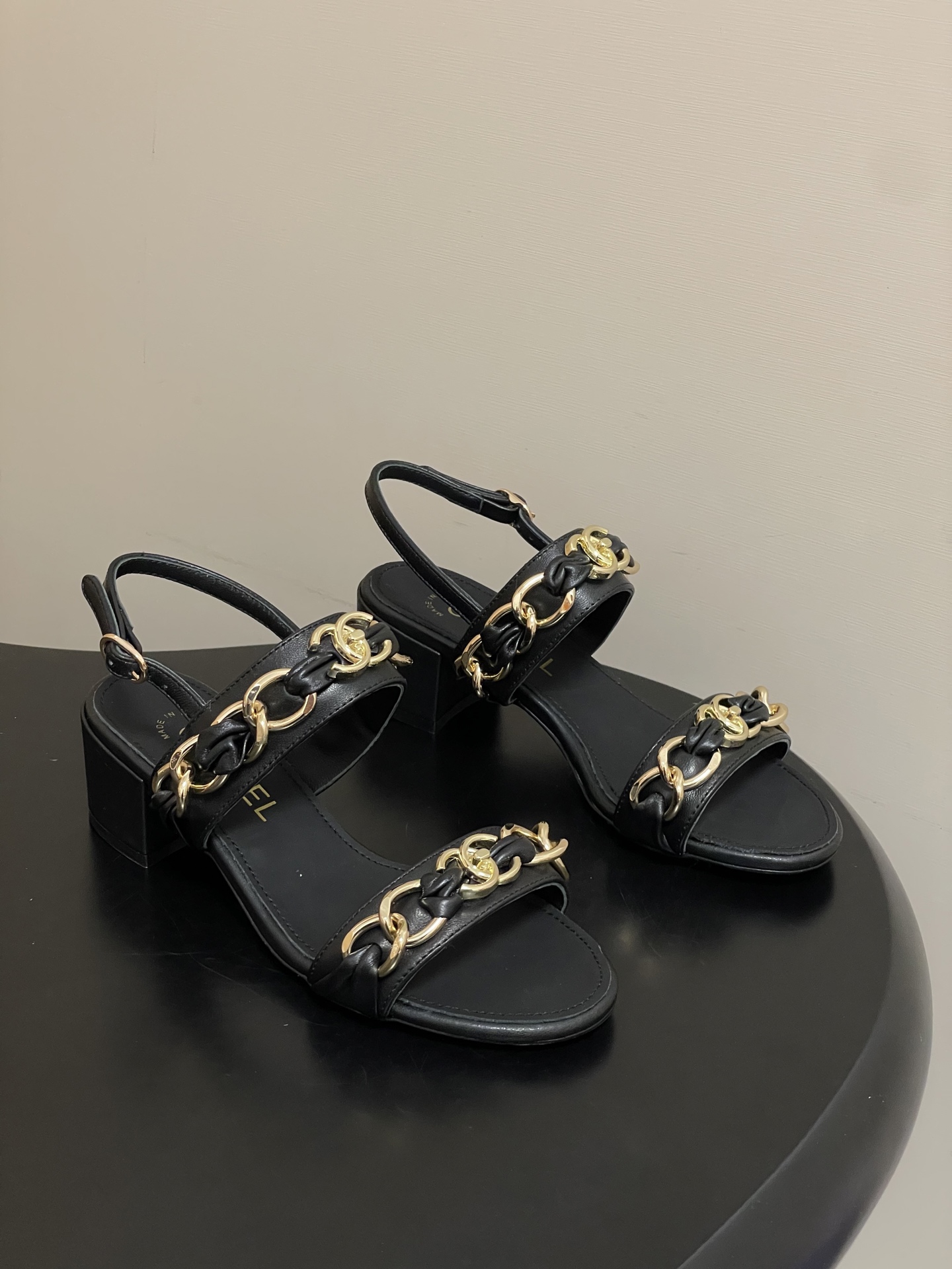 NO:722032,- 2026 spring and summer new model Chanel Xiaoxiang 26C classic double C buckle large chain Mier slippers with high heel and thick heel sandals. Versatile sandals that you don’t get tired of. A super classic style that is casual yet exquisite and has a sure temperament. This spring and summer is a beautiful bonus treasure!  It combines French elegance and early spring relaxation, and renews the lazy style with the classic logo. Three types of high-heeled shoes are accurately adapted to various scenes and meet all-dimensional fashion needs in spring. The thin strap design neatly outlines the lines of the instep, decorated with three-dimensional shining double C emblems. The brand recognition is engraved in the flow of light and shadow, low-key and low-key to release the texture of the luxury brand without being ostentatious. The flat model focuses on relaxation and casualness / the mid-heeled model combines elegance and comfort / the high-heeled model enhances the aura and style!  Sweet, cool and elegant, it’s amazing!  Sheepskin upper, sheepskin lining, Italian genuine leather outsole, size 35-39 (40.41 custom-made, non-refundable), slippers, sandals, chanel, sandals, slippers, sheepskin, Leather soles19860909- 2026春夏新款Chanel小香26C 经典双C扣大链条蜜儿一字拖鞋高跟粗跟凉拖鞋 穿不腻的百搭凉拖 超经典的一款 休闲中带着精致 气质拿捏稳妥 今年春夏绝美加分宝藏！ 凝萃法式奢雅与早春松弛感,以经典标识焕新慵懒格调.三种跟高精准适配多元场景,承包春日全维度时髦需求.细带设计利落勾勒脚背线条,缀以立体闪耀双C徽饰,光影流转间烙刻品牌辨识度,低调释放奢牌质感不张扬. 平底款主打松弛随性/中跟款兼顾优雅与舒适/高跟款拔高气场格调！可甜可酷可优雅 太绝了！ 鞋面羊皮 内里垫脚羊皮 鞋底意大利真皮大底 码数35-39（40.41定做不退换）,拖鞋凉鞋,chanel,sandals,slippers,sheepskin,Leather soles,Women's Shoes