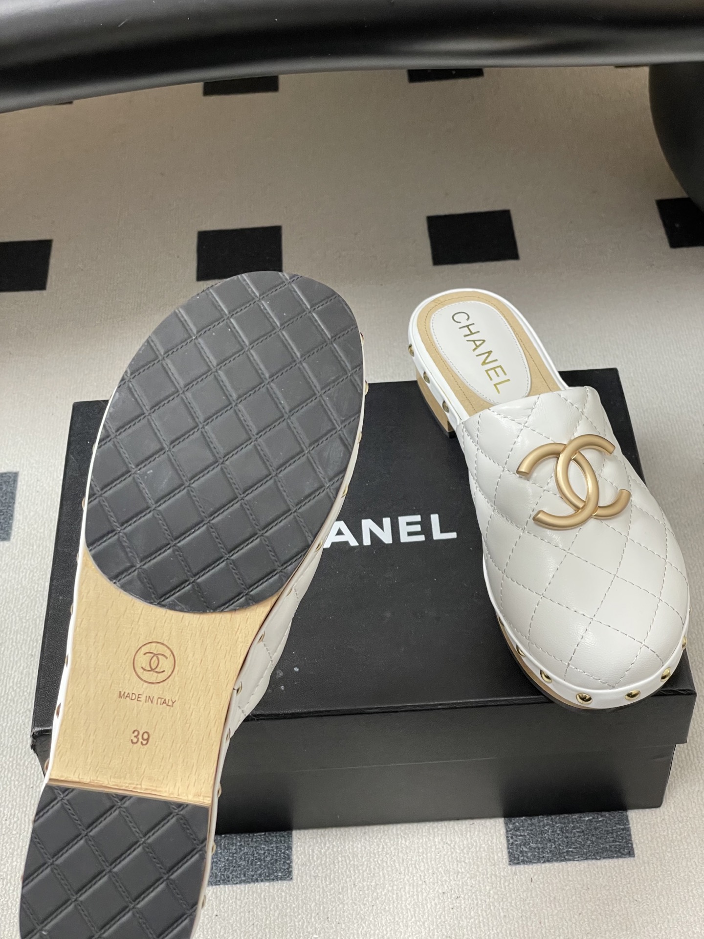 Chanel 春夏新款Chanel 26A小香 菱格双C扣半拖鞋包头厚底实木底穆勒凉拖鞋