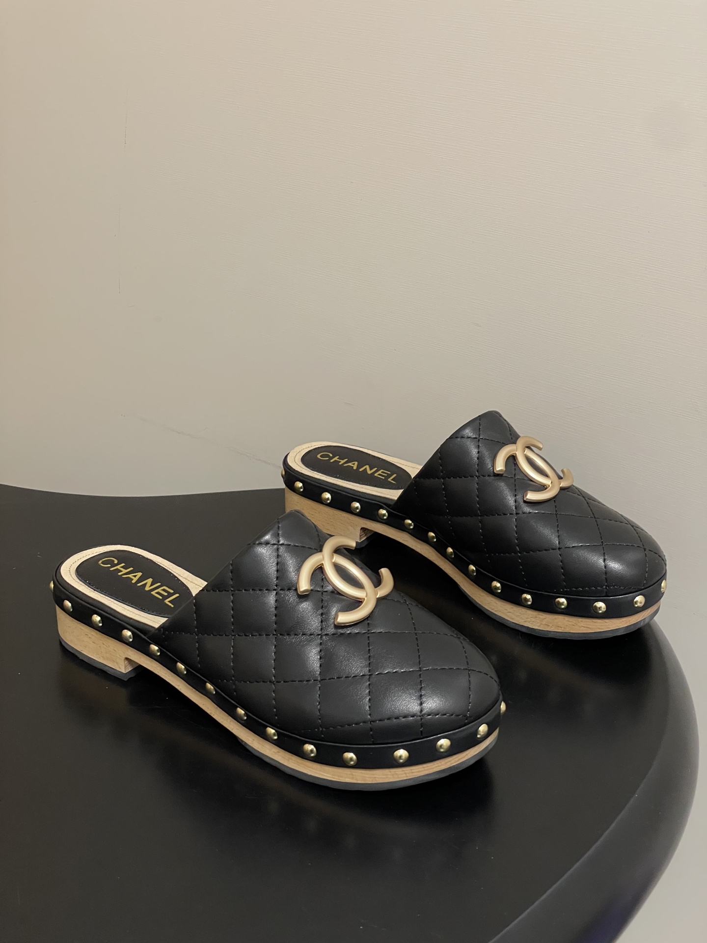 NO:721998,- Spring and summer new model Chanel 26A Xiaoxiang classic rhombus double C buckle half slippers, toe-toe thick solid wood sole Mule slippers. The iconic chain double C buckle is eye-catching and has its own nobility. It injects the brand soul into the slippers and is a self-evident symbol of identity and taste. The thick-soled design is simply a blessing for little people!  4cm original molded solid wood outsole, which steadily increases height and instantly lengthens the leg lines. You can also feel the solidity and stability brought by solid wood when walking. With anti-slip texture, you can walk with confidence even on slippery ground. Cowhide upper, cashmere lining, solid wood sole combined with rubber non-slip outsole, sole thickness 4cm, size 35-39 (40.41 custom made, non-returnable), half drag, chanel, slippers, cowhide19860909- 春夏新款Chanel 26A小香经典菱格双C扣半拖鞋包头厚底实木底穆勒凉拖鞋 标志性的链条双C扣闪耀夺目,自带贵气,为拖鞋注入品牌灵魂,是身份与品味不言而喻的象征.厚底设计简直是小个子的福音！4cm的原版开模实木大底,稳稳增高 瞬间拉长腿部线条 .走路时也能感受到实木带来的扎实与稳重.加上防滑纹路,即使在湿滑地面也能放心行走. 鞋面牛皮 内里垫脚羊绒 鞋底实木底组合橡胶防滑大底 底厚4cm 码数35-39（40.41定做不退换）,半拖,chanel,slippers,cowhide,Women's Shoes