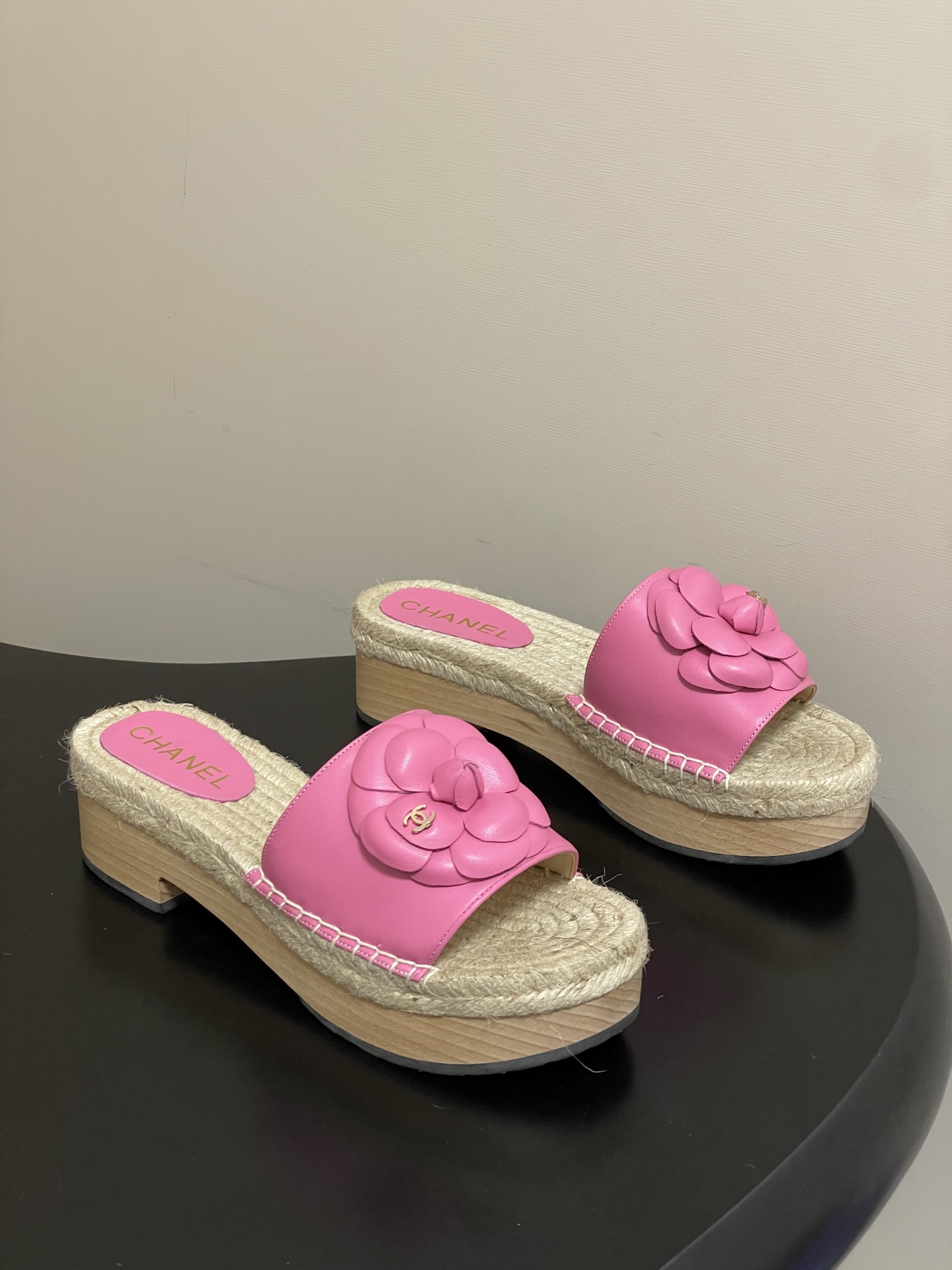 Chanel 春夏新款Chanel 26A小香 双C扣山茶花拖鞋厚底实木底凉拖鞋