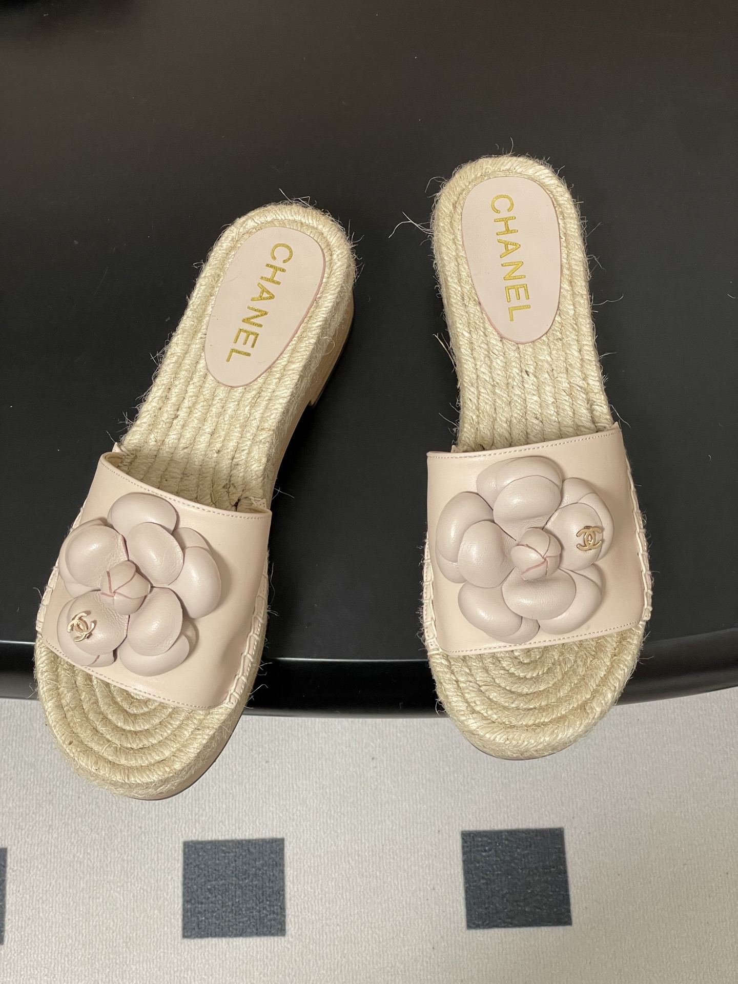 Chanel 春夏新款Chanel 26A小香 双C扣山茶花拖鞋厚底实木底凉拖鞋