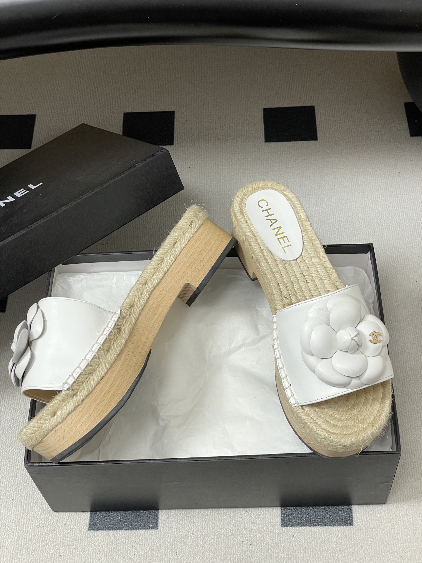 Chanel 春夏新款Chanel 26A小香 双C扣山茶花拖鞋厚底实木底凉拖鞋