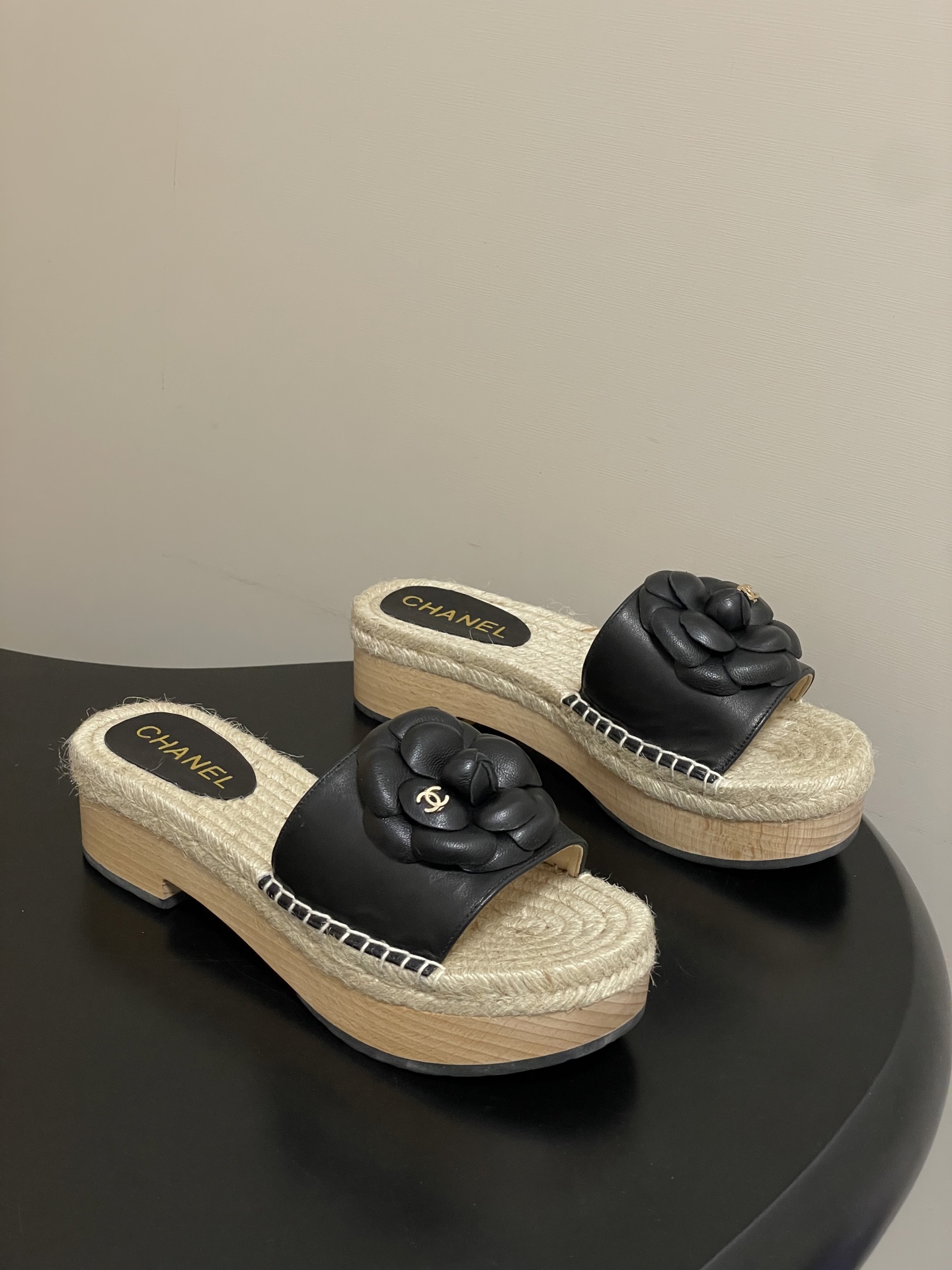 NO:722003,- Spring and summer new Chanel 26A Xiaoxiang classic double C buckle camellia slippers, thick-soled solid wood-soled sandals. The iconic rhombus camellia is dazzling and has its own nobility. It injects the brand soul into the slippers and is a self-evident symbol of identity and taste. The thick-soled design is simply a blessing for little people!  The 4cm original open-molded solid wood outsole can steadily increase height and instantly lengthen the leg lines. You can also feel the solidity and stability brought by solid wood when walking. With anti-slip texture, you can walk with confidence even on slippery ground. Sheepskin upper, hand-woven hemp rope lining, solid wood sole combined with rubber non-slip outsole, 4cm thick sole  Size 35-39 (40.41 customized, non-refundable), slippers, chanel, slippers, sheepskin19860909- 春夏新款Chanel 26A小香经典双C扣山茶花拖鞋厚底实木底凉拖鞋 标志性的菱格山茶花闪耀夺目,自带贵气,为拖鞋注入品牌灵魂,是身份与品味不言而喻的象征.厚底设计简直是小个子的福音！4cm的原版开模实木大底,稳稳增高 瞬间拉长腿部线条 .走路时也能感受到实木带来的扎实与稳重.加上防滑纹路,即使在湿滑地面也能放心行走. 鞋面羊皮 内里垫脚手工编织麻绳 鞋底实木底组合橡胶防滑大底 底厚4cm 码数35-39（40.41定做不退换）,拖鞋,chanel,slippers,sheepskin,Women's Shoes