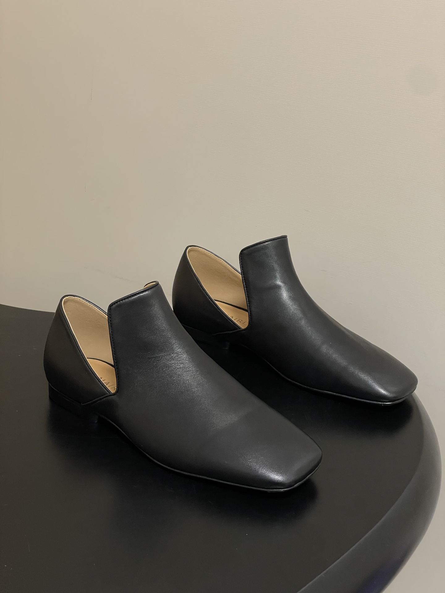 NO:724944,- Lemaire 2026 spring and summer new style square-toe flat-soled simple casual loafers, comfortable slip-on small leather shoes, simple design without triangle, looks like the leather on the foot is very comfortable, the lambskin upper is easier to care for, comfortable as you wear it, and will look like new after being worn for a long time!  The inner padding is made of water-dyed cowhide, which is soft, comfortable and breathable!  Overall, it is lightweight and suitable for daily use!  The popularity of this pair is exploding. What a beautiful pair!  Minimalist and casual, low-key and tasteful, exuding charming temperament everywhere!  Lambskin upper, sheepskin lining, Italian genuine leather outsole, size 35-39 (40.41 custom made, non-returnable), loafers, loafers, cowhide, sheepskin, Leather soles19860909- Lemaire 2026春夏新款方头平底简约休闲乐福鞋舒适一脚蹬小皮鞋单鞋 缺三角很简易的设计,看样子上脚皮质都很舒服的感觉,小羊皮的鞋面更容易打理,越穿越舒服,久穿如新！内里垫脚水染牛皮,柔软舒适透气！整体轻便也很适合日常哦！ 这双热度直接爆炸啦 太好看的一双啦！极简随意,低调有品,处处散发着迷人的气质！ 鞋面小羊皮 内里垫脚羊皮 鞋底意大利真皮大底 码数35-39（40.41定做不退换）,乐福鞋,loafers,cowhide,sheepskin,Leather soles,Women's Shoes