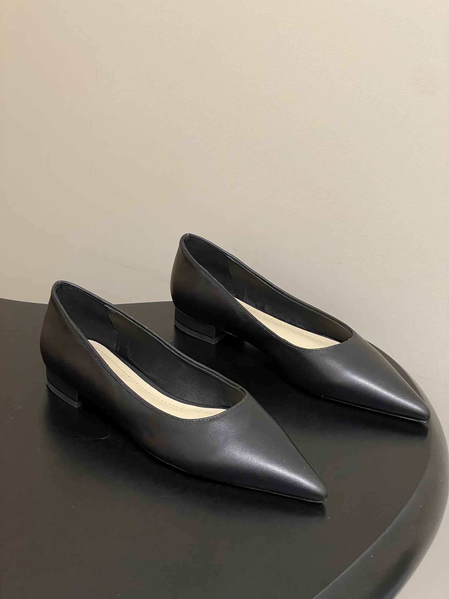 NO:722924,- Gianvito Rossi's classic Gianvito Rossi GR point-toe all-match high-heeled shoes, flat soles/stiletto shoes, high heels - as stable as a mountain! You don't have to worry about going shopping and dating for a day, it truly achieves 'beauty and comfort coexist. The pointed-toe design - visually slimmer the foot shape! The ankles are particularly slender, the feet are thin, and the legs are long, which is a classic element that enhances the elegance of women; whether it is a date or daily wear, it has the temperament to carry the entire high-end residence!  Upper cowhide/sheepskin/horse hair, inner padding sheepskin, sole Italian genuine leather outsole, high flat sole/8.5cm, size 35-39 (34.40.41.42 customized, non-returnable), high heels, high heels, cowhide, sheepskin, sheep, Leather soles19860909- Gianvito Rossi 万年经典款 罗西GR尖头百搭高跟鞋平底/细高跟单鞋 高跟--稳如泰山!逛街约会暴走一天都不带怕的,真正做到了「美貌与舒适并存尖头设计--视觉上脚型瘦一圈!显得脚踝特别纤细,显脚瘦、腿长,是提升女性优雅气场的经典元素；不管约会还是日常穿都是气质担当一整个高级住! 鞋面牛皮/羊猄皮/马毛 内里垫脚羊皮 鞋底意大利真皮大底 跟高平底/8.5cm 码数35-39（34.40.41.42定做不退换）,高跟鞋单鞋,high heels,cowhide,sheepskin,sheep,Leather soles,Women's Shoes