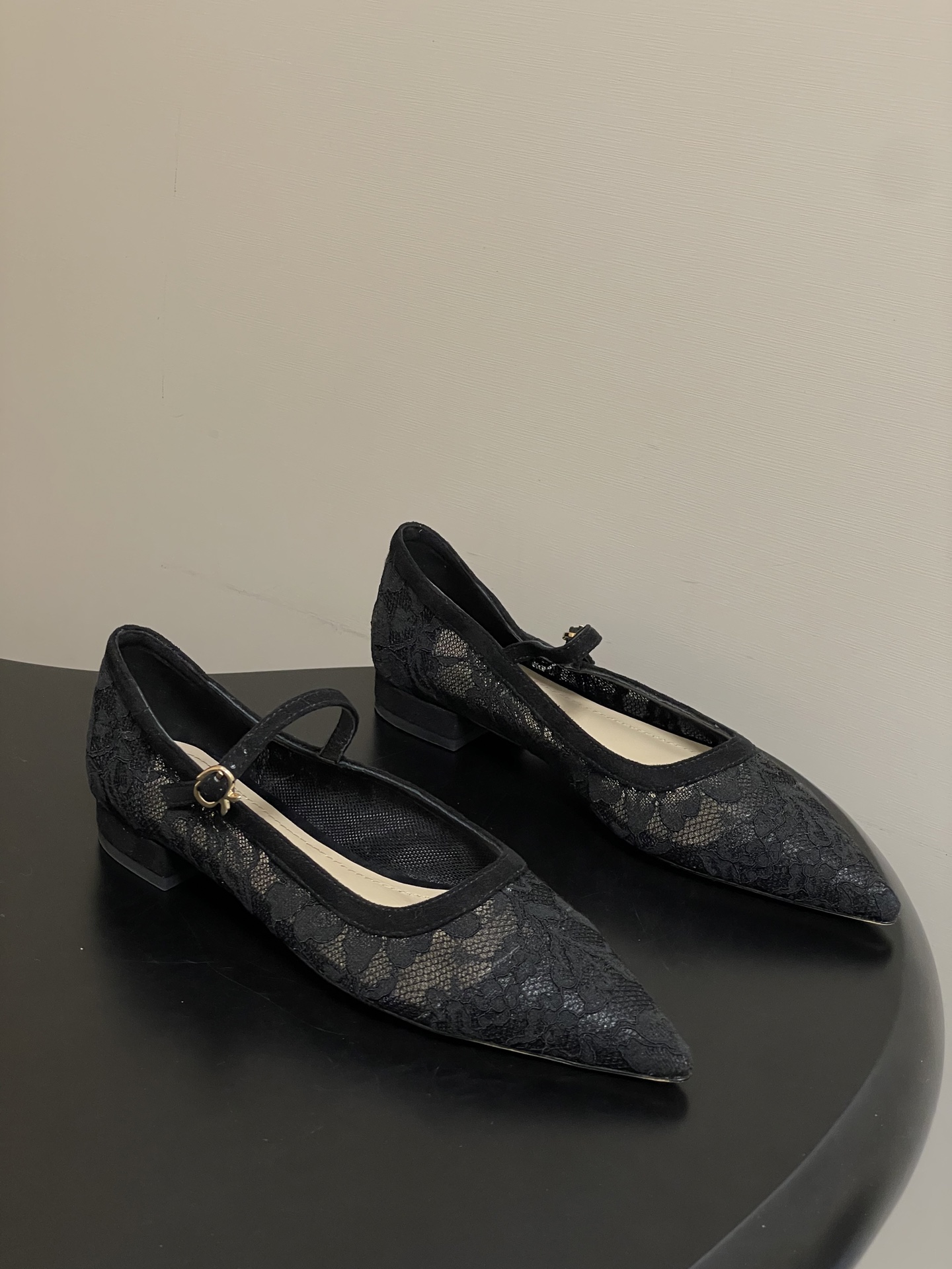 NO:722928,- Gianvito Rossi 26ss spring and summer new model Rossi GR pointed toe versatile high heels breathable mesh flat sole/stiletto heels high heels - as stable as Mount Tai! You don’t have to worry about going out for a day on a date or shopping, it truly achieves 'beauty and comfort coexist. The pointed toe design - visually slimmer the foot shape! The ankles are particularly slender, the feet are thin, and the legs are long. It is a classic element that enhances women's elegance; whether it is a date or daily wear, it has the temperament to carry a whole high-end residence!  Customized lace mesh upper, sheepskin lining, Italian genuine leather outsole, high heels/8.5cm, size 35-39 (34.40.41.42 custom made, non-returnable), high heels, high heels, sheepskin, Leather soles19860909- Gianvito Rossi 26ss春夏新款 罗西GR尖头百搭高跟鞋透气网面平底/细高跟单鞋 高跟--稳如泰山!逛街约会暴走一天都不带怕的,真正做到了「美貌与舒适并存尖头设计--视觉上脚型瘦一圈!显得脚踝特别纤细,显脚瘦、腿长,是提升女性优雅气场的经典元素；不管约会还是日常穿都是气质担当一整个高级住! 鞋面定制蕾丝网面 内里垫脚羊皮 鞋底意大利真皮大底 跟高平底/8.5cm 码数35-39（34.40.41.42定做不退换）,高跟鞋单鞋,high heels,sheepskin,Leather soles,Women's Shoes