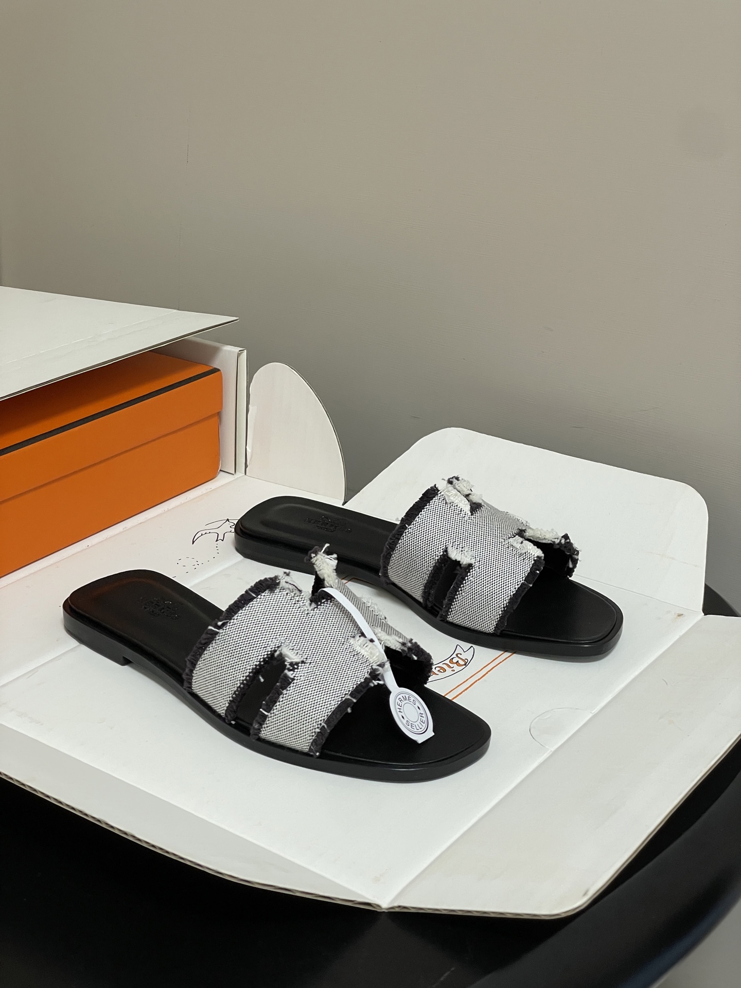 NO:724938,-Top quality (with high-end airplane case) Hermes Oran sandal series 2026H home latest version Classic H upper sandals Maxi fringed canvas sandals, classic 'H' shaped upper to create a fashionable look, a good companion for summer. Fashionable and versatile, paired with H upper, super comfortable, every detail is done to the extreme. The design is simple and smooth, creating a fashionable and soft evening look. Customized canvas upper, sheepskin lining  Sole Italian A-grade genuine leather outsole, size 35-39 (34.40.41.42.43 customized, non-returnable), slippers, hermes, hermes, sandals, slippers, sheepskin, Leather soles19860909-顶级品质（配高档飞机盒） Hermes 爱马仕 Oran凉鞋系列 2026H家最新版面 经典H鞋面凉拖鞋 Maxi流苏帆布凉鞋,经典“H”型鞋面 打造时尚造型,可谓夏日良伴. 时尚又百搭 搭配H鞋面 超级舒服 每个细节都做到极致.设计简约流畅,打造时尚柔美的晚装造型. 鞋面定制帆布 内里垫脚羊皮 鞋底意大利A级真皮大底 码数35-39（34.40.41.42.43定做不退换）,拖鞋,hermes,hermes,sandals,slippers,sheepskin,Leather soles,Women's Shoes