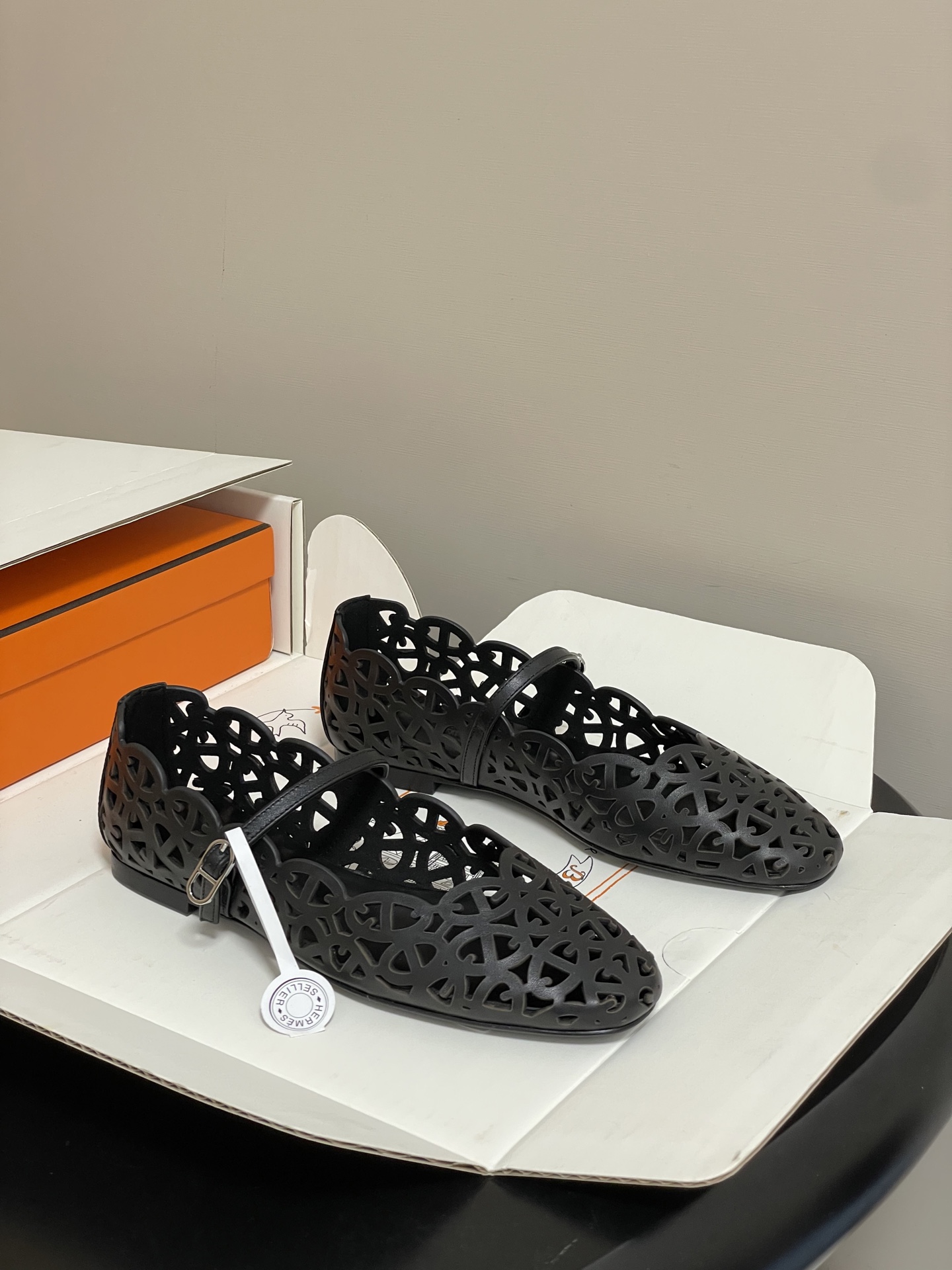 NO:724906,-Top quality (with high-end airplane box) Hermes H 26s new spring and summer Meli ballet shoes hollowed out Mary Jane flat shoes Calf leather ballet shoes, the perforations are inspired by the 'Chained'Ancre' pattern. Create a fashionable and feminine shape. The classic pig nose pattern is connected, and the hollowing out makes the black color no longer look dull, looming skin exposure; Continuing this year's knitting technology + hollowed out upper design, flat shoes are more suitable for matching skirts  Cowhide upper, sheepskin lining, Italian grade A genuine leather outsole, size 35-39 (40.41 custom-made, non-returnable), single shoes, hermes, hermes, mary jane, flats, skirts, cowhide, sheepskin, Leather soles19860909-顶级品质（配高档飞机盒） Hermes 爱马仕 H家26s春夏新款Meli芭蕾舞鞋镂空玛丽珍平底单鞋 小牛皮芭蕾舞鞋,镂孔灵感源自'Chained'Ancre'图案.打造时尚柔美造型. 经典猪鼻子图案衔接,镂空让黑颜色不再显得沉闷,若隐若现的露肤度；延续今年的编织工艺+挖空鞋面设计,平底鞋更适合搭配裙装了 鞋面牛皮 内里垫脚羊皮 鞋底意大利A级真皮大底 码数35-39（40.41定做不退换）,单鞋,hermes,hermes,mary jane,flats,skirts,cowhide,sheepskin,Leather soles,Women's Shoes