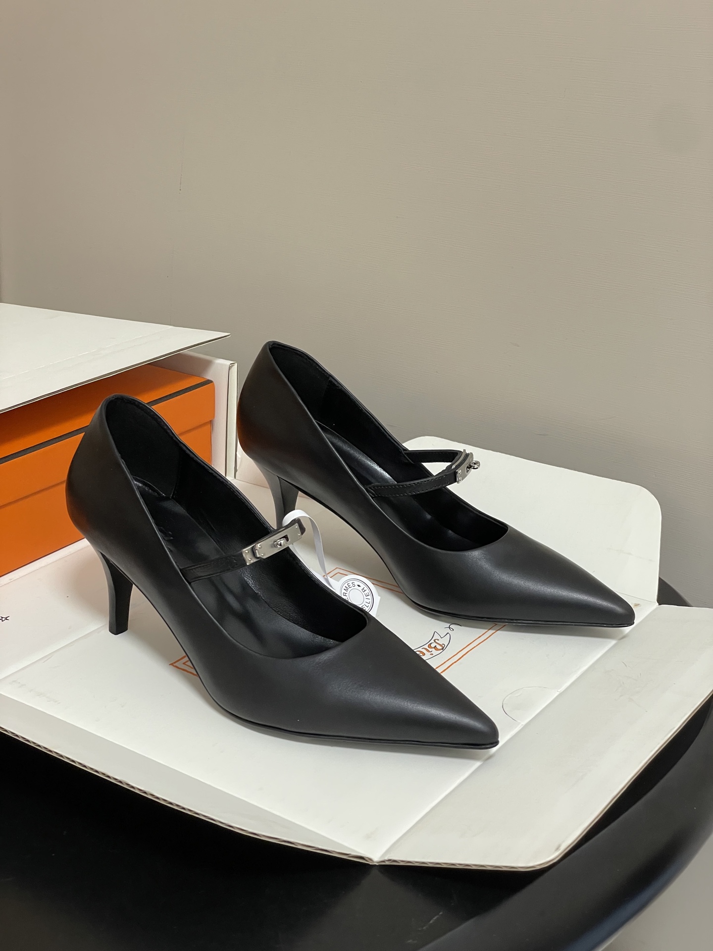 NO:724901,-Top quality (with high-end airplane box) Hermes H 26s new spring and summer Majeste60 high-heeled shoes series pointed-toe cat-heeled high-heeled shoes classic Kelly buckle high-heeled shoes The pointed-toe design is classic and fashionable, which can visually lengthen the leg line and make the feet look more slender. There is a slender shoelace on the upper, which increases the sense of layering and design of the shoe. The shoelace is equipped with a delicate metal buckle decoration, which adds a touch of highlight and fashion to the overall shape.  The overall style of this pair of shoes is simple yet elegant, blending classic and fashionable elements. The main color makes it very versatile, whether it is paired with formal clothing or casual clothing, it can show different style charms. Upper calfskin, lining sheepskin, sole Italian leather outsole, heel height 6cm, size 35-39 (40.41 custom made, non-returnable), single shoes, hermes, hermes, high heels, cowhide, sheepskin, Leather soles19860909-顶级品质（配高档飞机盒） Hermes 爱马仕 H家26s春夏新款 Majeste60高跟鞋系列尖头猫跟高跟鞋 经典Kelly扣高跟单鞋 尖头设计经典且时尚,能够在视觉上拉长腿部线条,使双脚看起来更加修长.鞋面上有一条细长的鞋带,增加了鞋子的层次感和设计感.鞋带上配有一个精致的金属扣装饰,为整体造型增添了一丝亮点和时尚感. 这双鞋整体风格简约而不失优雅,融合了经典与时尚元素.主色调使其具有很强的百搭性,无论是搭配正式的服装还是休闲的服饰,都能展现出不同的风格魅力. 鞋面小牛皮 内里垫脚羊皮 鞋底意大利真皮大底 跟高6cm 码数35-39（40.41定做不退换）,单鞋,hermes,hermes,high heels,cowhide,sheepskin,Leather soles,Women's Shoes
