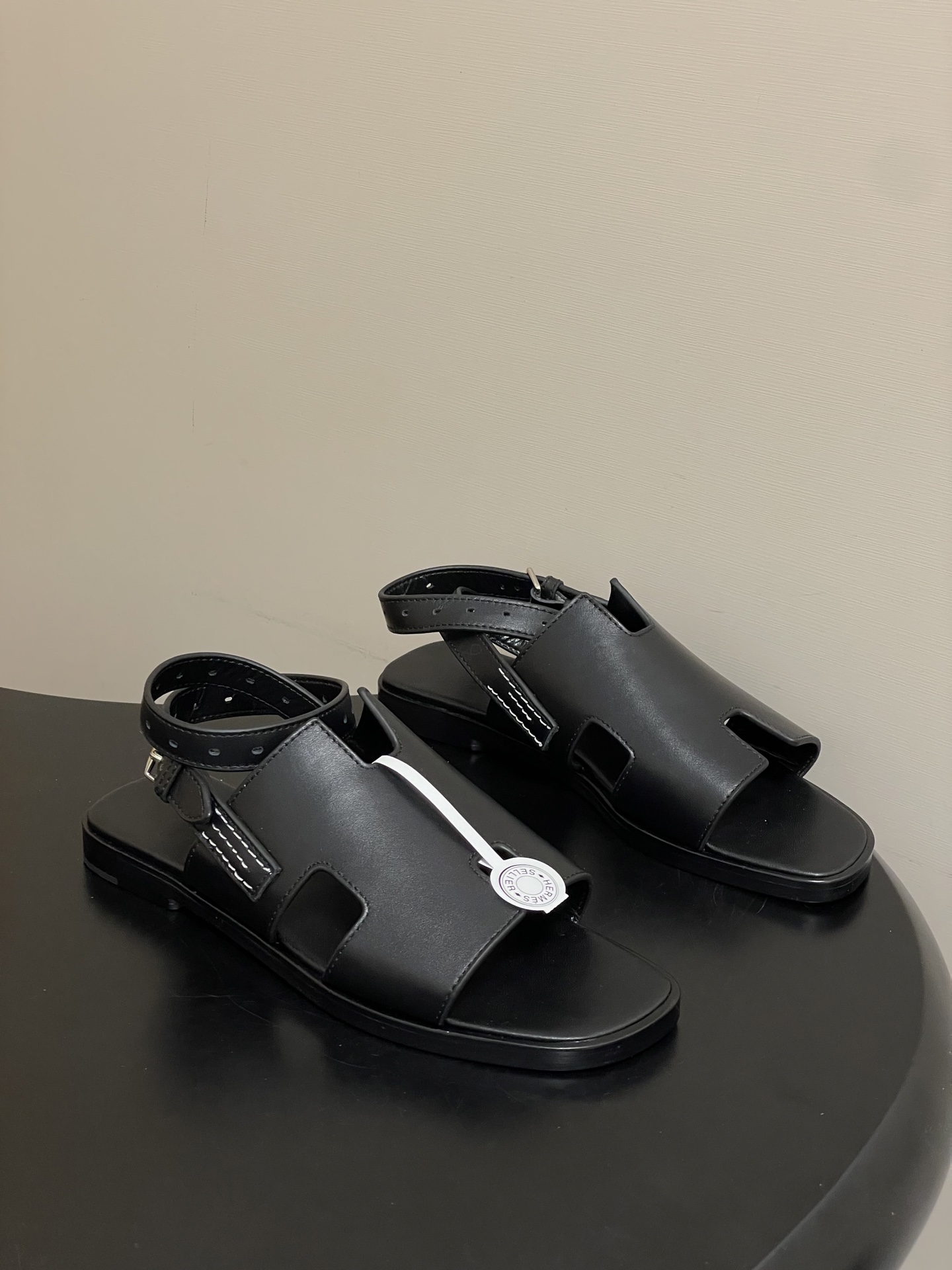 NO:724926,-Top quality (with high-end airplane box) Hermes Maya Sandals Series 2026H Spring and Summer New Style Classic large H upper back strap flat sandals, suede goatskin and calfskin sandals, classic 'H' shaped upper, adjustable ankle strap inspired by the equestrian world. Create a fashionable and modern look. Fashionable and versatile. Matched with H upper, super comfortable. Every detail is done to the extreme. The design is simple and smooth, creating a fashionable and soft evening look.  Customized canvas/sheepskin/calfskin upper, sheepskin lining, Italian grade A genuine leather outsole, size 35-39 (34.40.41.42.43 custom-made, non-returnable), sandals, hermes, hermes, sandals, cowhide, sheepskin, sheep, chamois leather, Leather soles19860909-顶级品质（配高档飞机盒） Hermes 爱马仕 Maya凉鞋系列 2026H家春夏新款 经典大H鞋面后绕带平底凉鞋 麂皮山羊皮和小牛皮凉鞋,经典'H'型鞋面,可调节踝带的灵感源自马术世界.打造时尚摩登造型. 时尚又百搭 搭配H鞋面 超级舒服 每个细节都做到极致.设计简约流畅,打造时尚柔美的晚装造型. 鞋面定制帆布/羊猄皮/小牛皮 内里垫脚羊皮 鞋底意大利A级真皮大底 码数35-39（34.40.41.42.43定做不退换）,凉鞋,hermes,hermes,sandals,cowhide,sheepskin,sheep,chamois leather,Leather soles,Women's Shoes