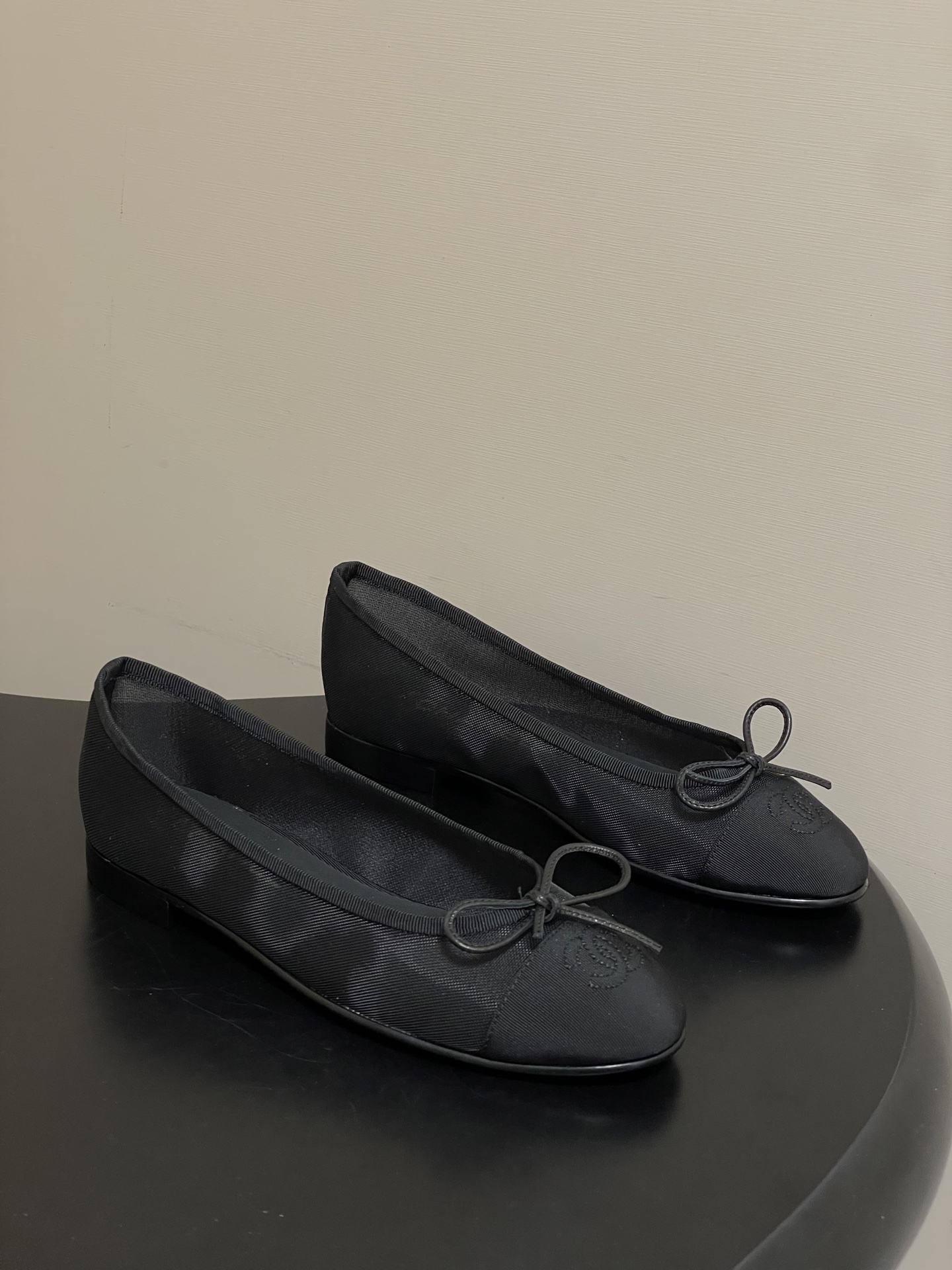 NO:760653,-Top quality 26P early spring latest color matching super hot mesh surface Chanel Xiaoxiang bow ballet shoes flat mesh single shoes breathable mesh eternal classic style Irresistible breathable mesh ballet shoes fall in love at first sight Beautiful mesh ballet shoes, highly suitable for spring and summer Trust me this is a pair of ballet shoes that can take you to good places Customized mesh uppers Imported sheepskin linings Italian A-grade leather outsole  Size 34-41 regular size (34.40.41.42 is custom-made and non-returnable), ballet shoes, chanel, sheepskin, Leather soles19860909-顶级品质 26P早春最新配色超火网纱面Chanel小香蝴蝶结芭蕾舞鞋平底网纱单鞋透气网面万年经典款 无法抗拒的透气网纱芭蕾舞鞋一眼爱上 绝美的网纱芭蕾舞鞋,跟春夏的适配度很高 相信我 这是一双能带你去到好地方的芭蕾舞鞋 鞋面定制网面 内里垫脚进口羊皮 鞋底意大利A级真皮大底 码数34-41正码（34.40.41.42定做不退换）,芭蕾舞鞋单鞋,chanel,sheepskin,Leather soles,Women's Shoes