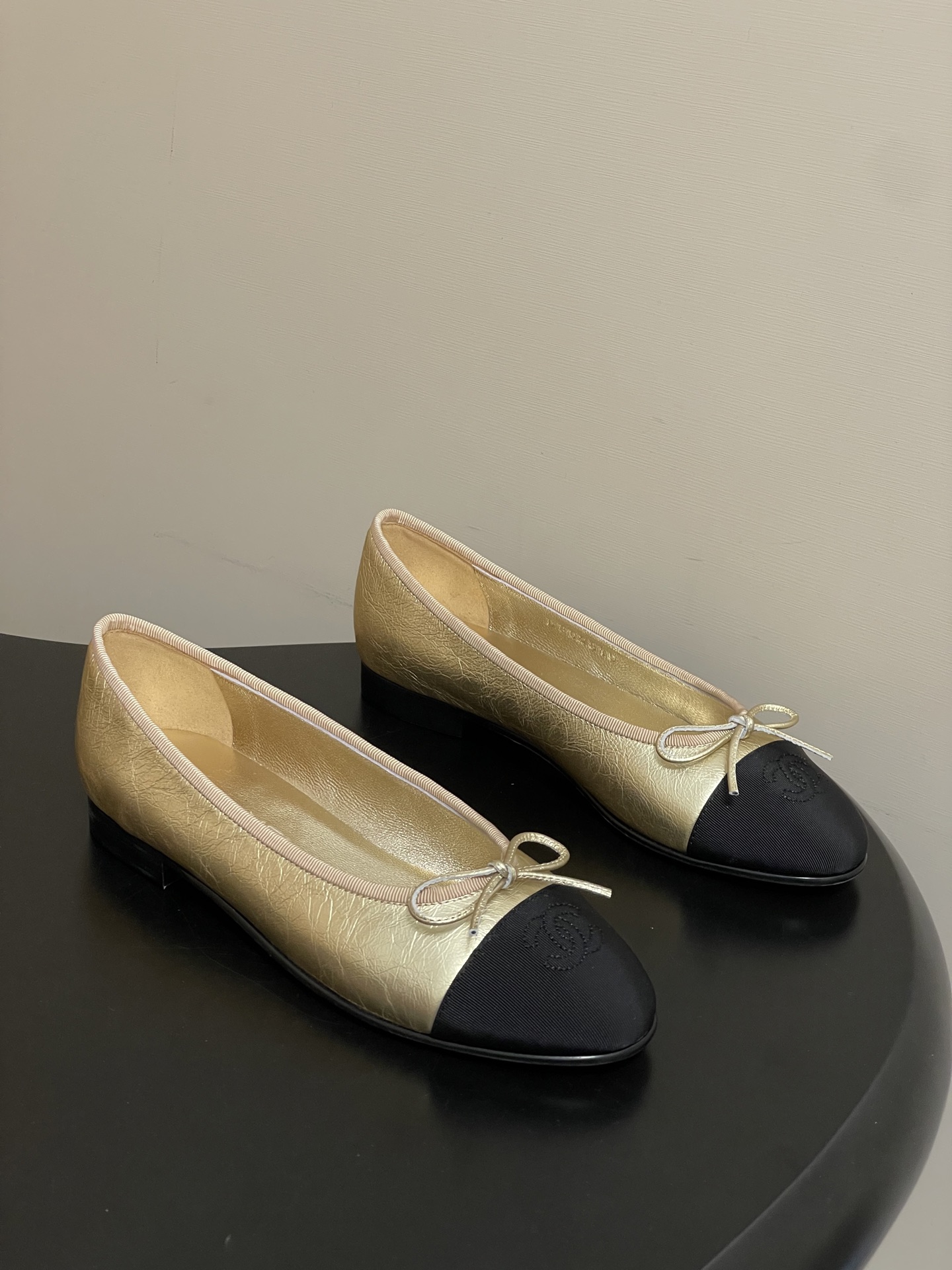 NO:760637,-Top quality 26s early spring latest color super hot metallic color Chanel Xiaoxiang bow ballet shoes flat gold/silver shoes eternal classic style Irresistible gold/silver ballet shoes fall in love at first sight Beautiful gold/silver ballet shoes, very suitable for spring and summer Trust me this is a pair of ballet shoes that can take you to good places Customized metallic sheepskin uppers Imported sheepskin linings Italian A-grade leather outsole  Size 34-42 regular size (34.40.41.42 is custom-made and non-returnable), ballet shoes, chanel, sheepskin, Leather soles19860909-顶级品质 26s早春最新配色超火金属色Chanel小香蝴蝶结芭蕾舞鞋平底金色/银色单鞋万年经典款 无法抗拒的金色/银色系芭蕾舞鞋一眼爱上 绝美的金色/银色芭蕾舞鞋,跟春夏的适配度很高 相信我 这是一双能带你去到好地方的芭蕾舞鞋 鞋面定制金属色羊皮 内里垫脚进口羊皮 鞋底意大利A级真皮大底 码数34-42正码（34.40.41.42定做不退换）,芭蕾舞鞋单鞋,chanel,sheepskin,Leather soles,Women's Shoes