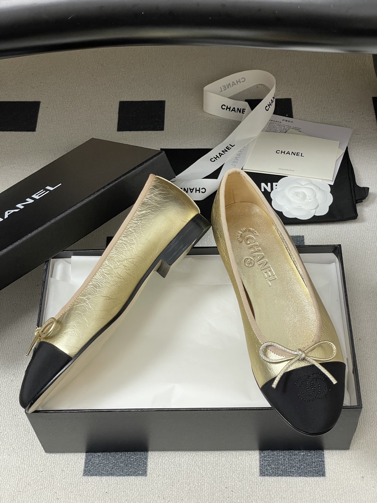 Chanel 26s早春最新配色 超火金属色Chanel小香蝴蝶结芭蕾舞鞋平底金色/银色单鞋万年 款