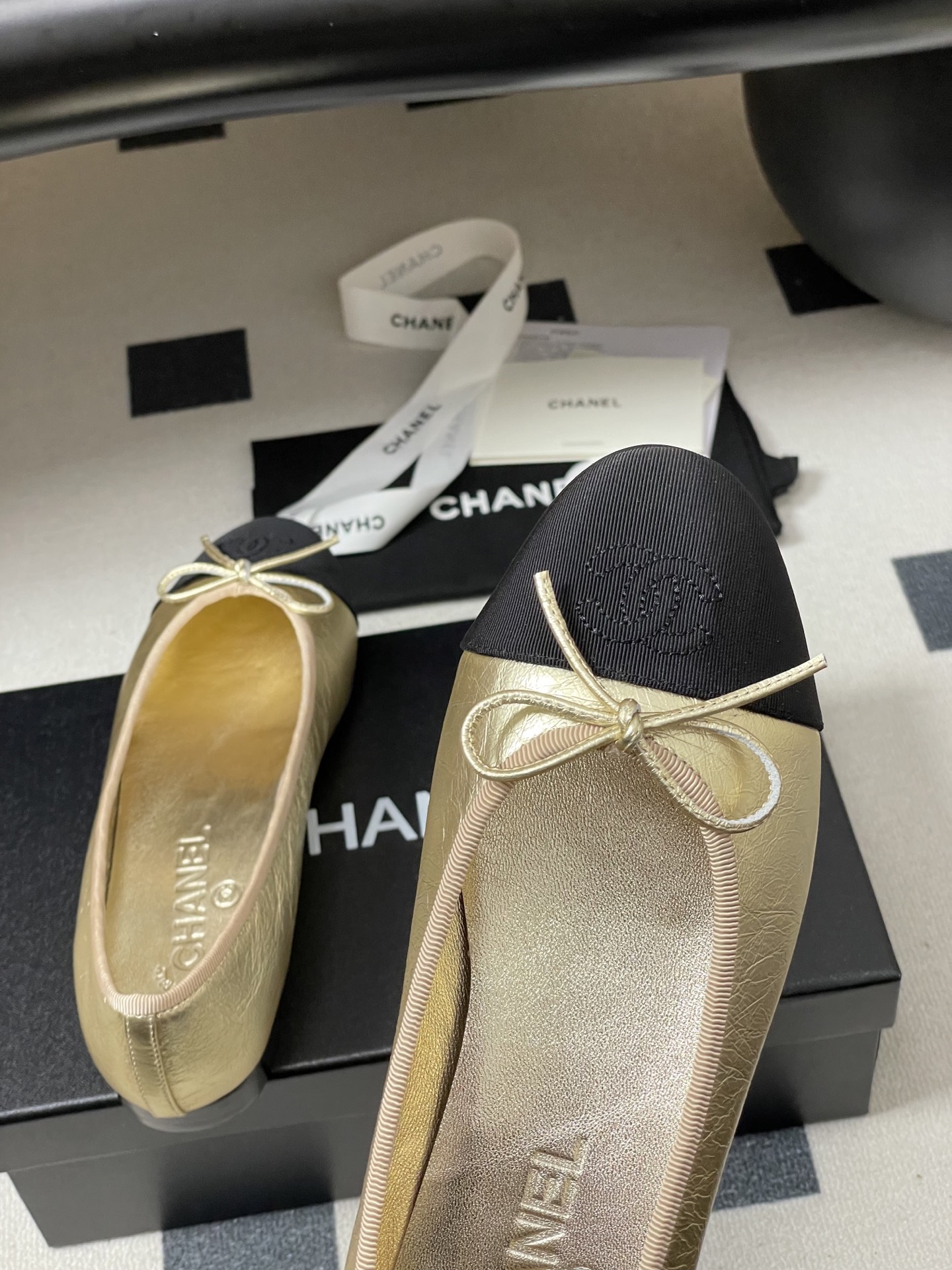 Chanel 26s早春最新配色 超火金属色Chanel小香蝴蝶结芭蕾舞鞋平底金色/银色单鞋万年 款