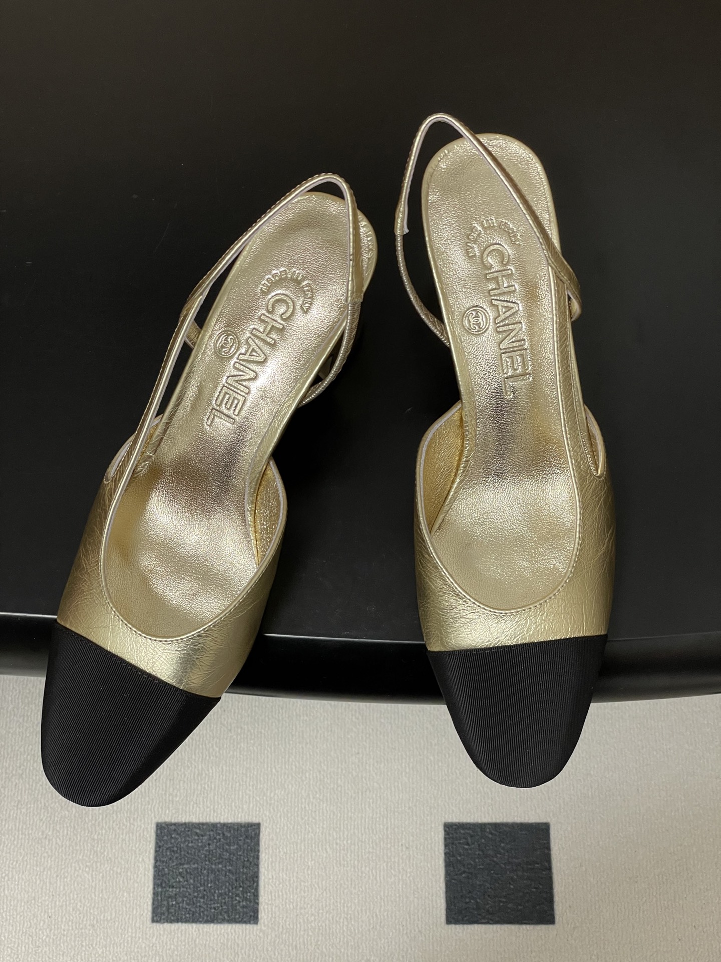 Chanel 26s早春最新配色 Chanel小香 万年 款绝美金色银色后空Sling-back凉鞋平底/粗跟