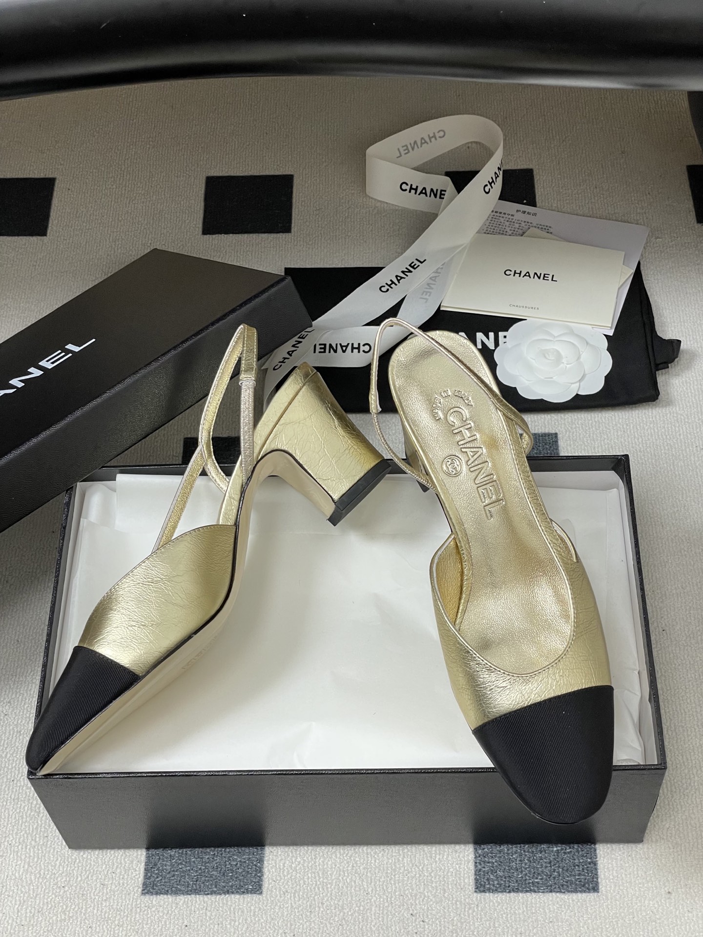 Chanel 26s早春最新配色 Chanel小香 万年 款绝美金色银色后空Sling-back凉鞋平底/粗跟