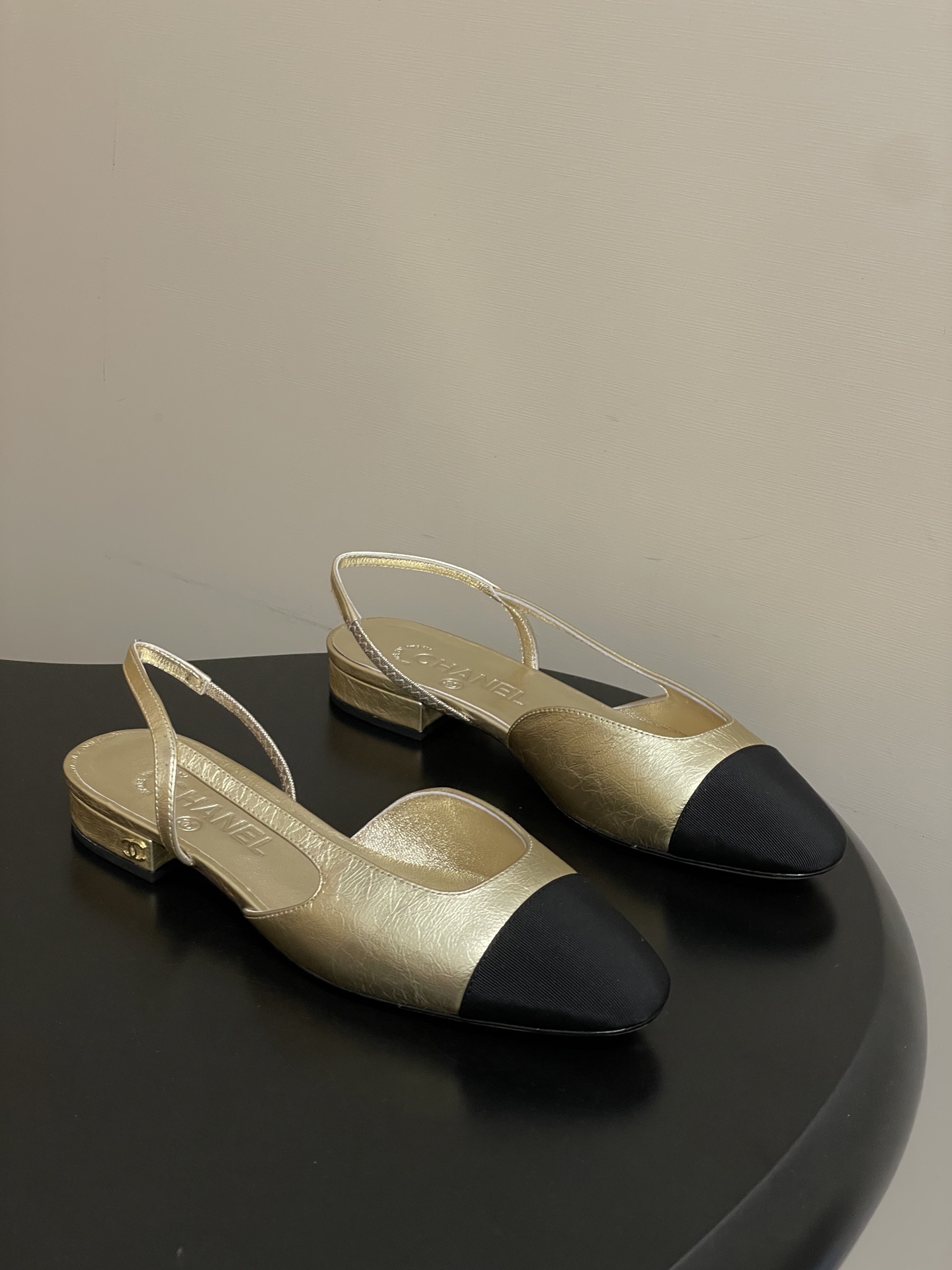 NO:760644,-Top quality 26s latest early spring color Chanel Xiaoxiang Ten thousand years classic style beautiful golden silver back empty Sling-back sandals flat bottom / thick heel Sling-back came out in 1957, and then the two-tone design became a Chanel classic! Very suitable for spring and summer  The two-color design is simple and exquisite, with a square toe and generous temperament. It visually lengthens the leg line. The color of the toe creates a sense of color difference. The back lace design is simple and elegant. It is a classic model that can be worn for hundreds of years. It is worth buying!! Customized metallic sheepskin for the upper, imported sheepskin for the lining, heel height 2cm/6.5cm/9.5cm, Italian grade A leather outsole  Size 35-39 (34.40.41.42 customized, non-refundable), ballet shoes, chanel, sandals, sheepskin, Leather soles19860909-顶级品质 26s早春最新配色 Chanel小香 万年经典款绝美金色银色后空Sling-back凉鞋平底/粗跟 Sling-back于1957年问世,之后two-tone设计成为chanel经典之作! 跟春夏的适配度很高 双色设计简约精美,方头大方气质,从视觉上拉长腿部线条,鞋头颜色产生了色差感,后系带设计简洁优雅,一双能穿百年的经典款,值得一入!! 鞋面定制金属色羊皮 内里垫脚进口羊皮 跟高2cm/6.5cm/9.5cm 鞋底意大利A级真皮大底 码数35-39（34.40.41.42定做不退换）,芭蕾舞鞋单鞋,chanel,sandals,sheepskin,Leather soles,Women's Shoes