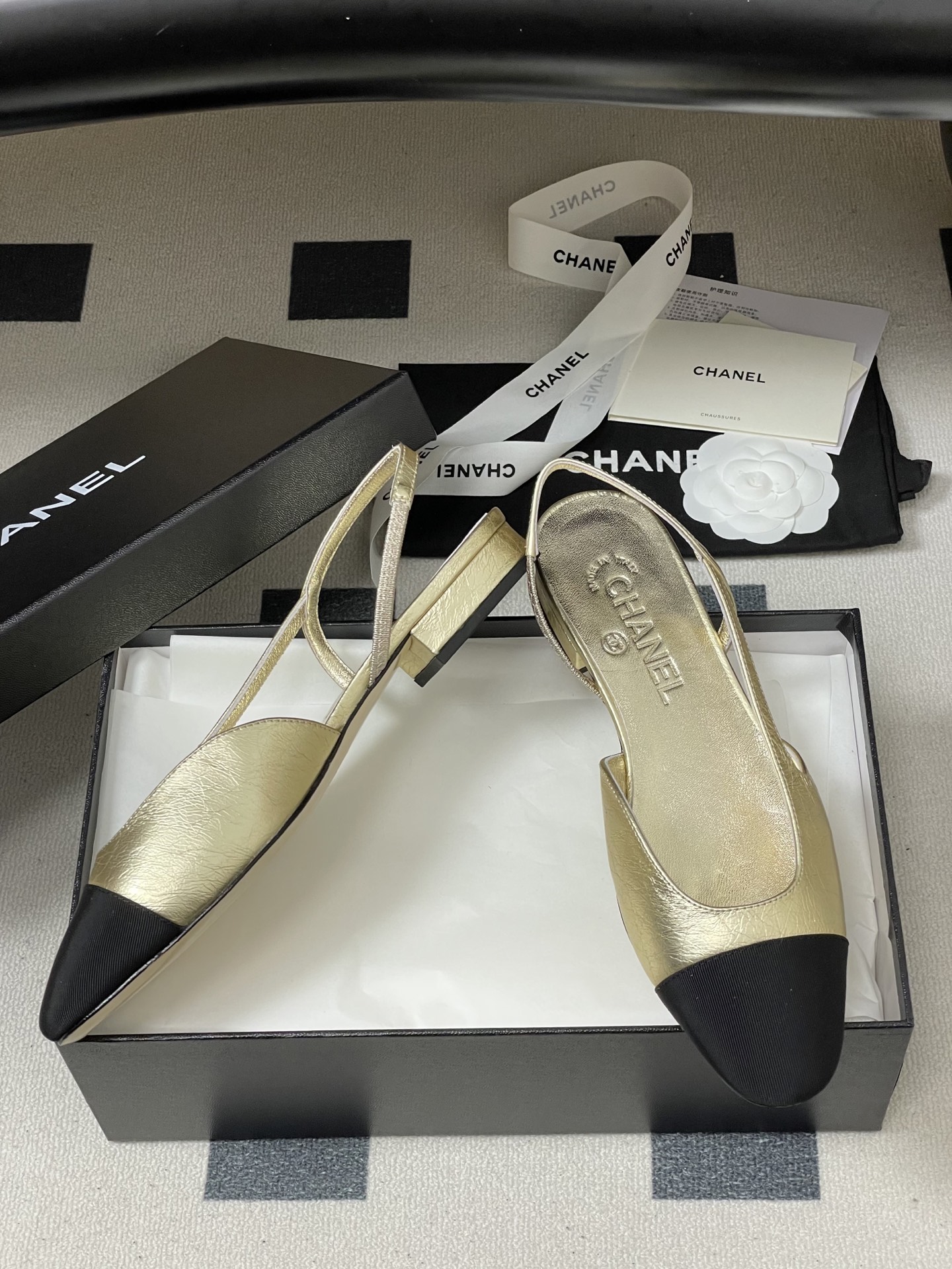 Chanel 26s早春最新配色 Chanel小香 万年 款绝美金色银色后空Sling-back凉鞋平底/粗跟