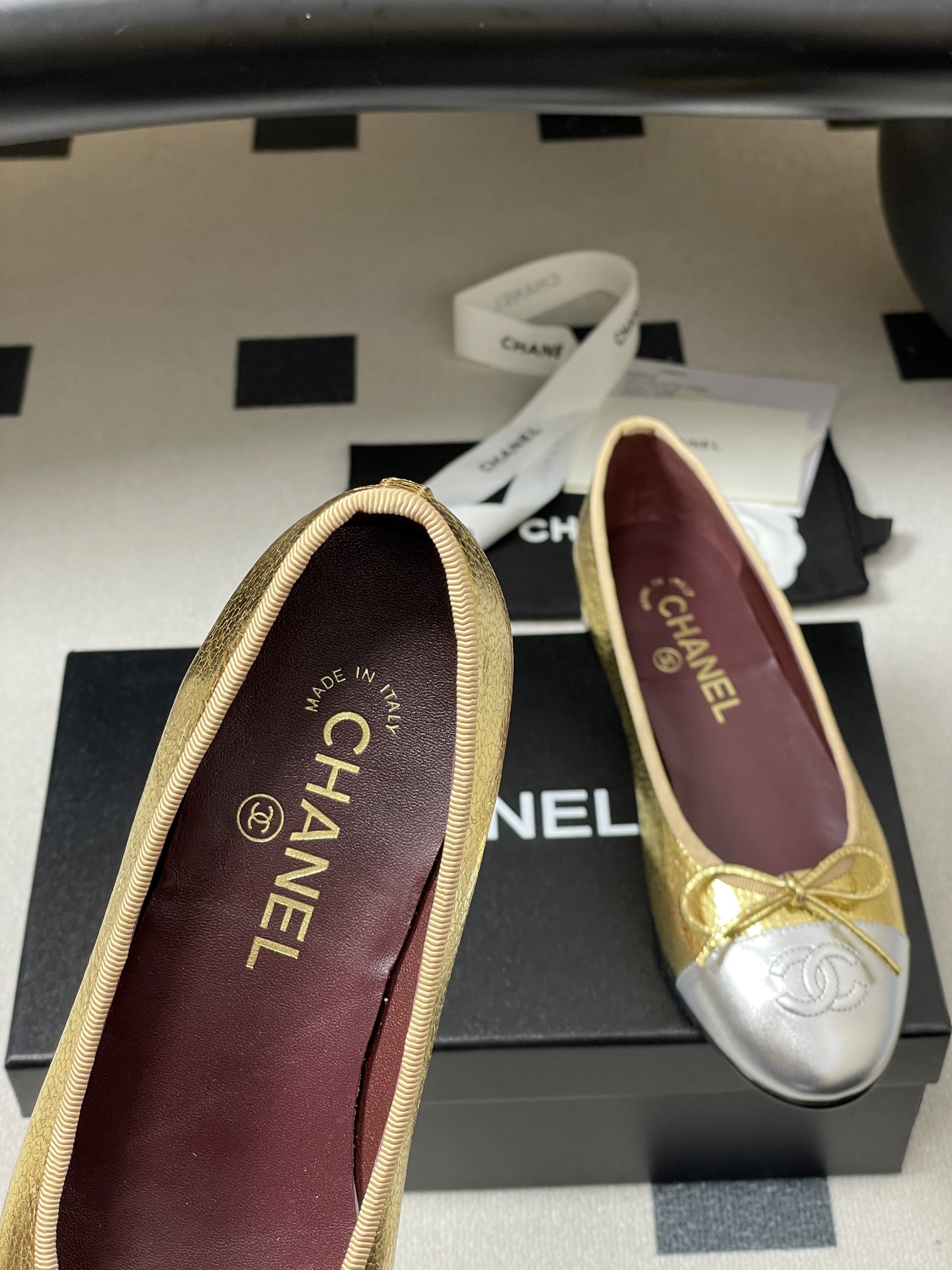 Chanel 26s早春最新配色 超火金属色Chanel小香蝴蝶结芭蕾舞鞋平底金色/银色单鞋万年 款