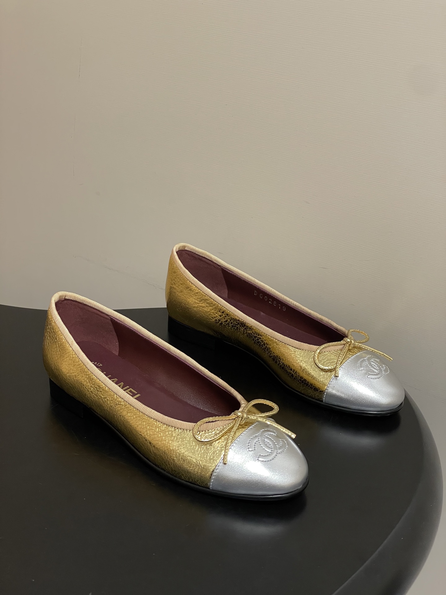 NO:760623,-Top quality 26s early spring latest color super hot metallic color Chanel Xiaoxiang bow ballet shoes flat gold/silver shoes eternal classic style Irresistible gold/silver ballet shoes fall in love at first sight Beautiful gold/silver ballet shoes, very suitable for spring and summer Trust me this is a pair of ballet shoes that can take you to good places Customized metallic sheepskin uppers Imported sheepskin linings Italian A-grade leather outsole  Size 34-42 regular size (34.40.41.42 is custom-made and non-returnable), ballet shoes, chanel, sheepskin, Leather soles19860909-顶级品质 26s早春最新配色超火金属色Chanel小香蝴蝶结芭蕾舞鞋平底金色/银色单鞋万年经典款 无法抗拒的金色/银色系芭蕾舞鞋一眼爱上 绝美的金色/银色芭蕾舞鞋,跟春夏的适配度很高 相信我 这是一双能带你去到好地方的芭蕾舞鞋 鞋面定制金属色羊皮 内里垫脚进口羊皮 鞋底意大利A级真皮大底 码数34-42正码（34.40.41.42定做不退换）,芭蕾舞鞋单鞋,chanel,sheepskin,Leather soles,Women's Shoes