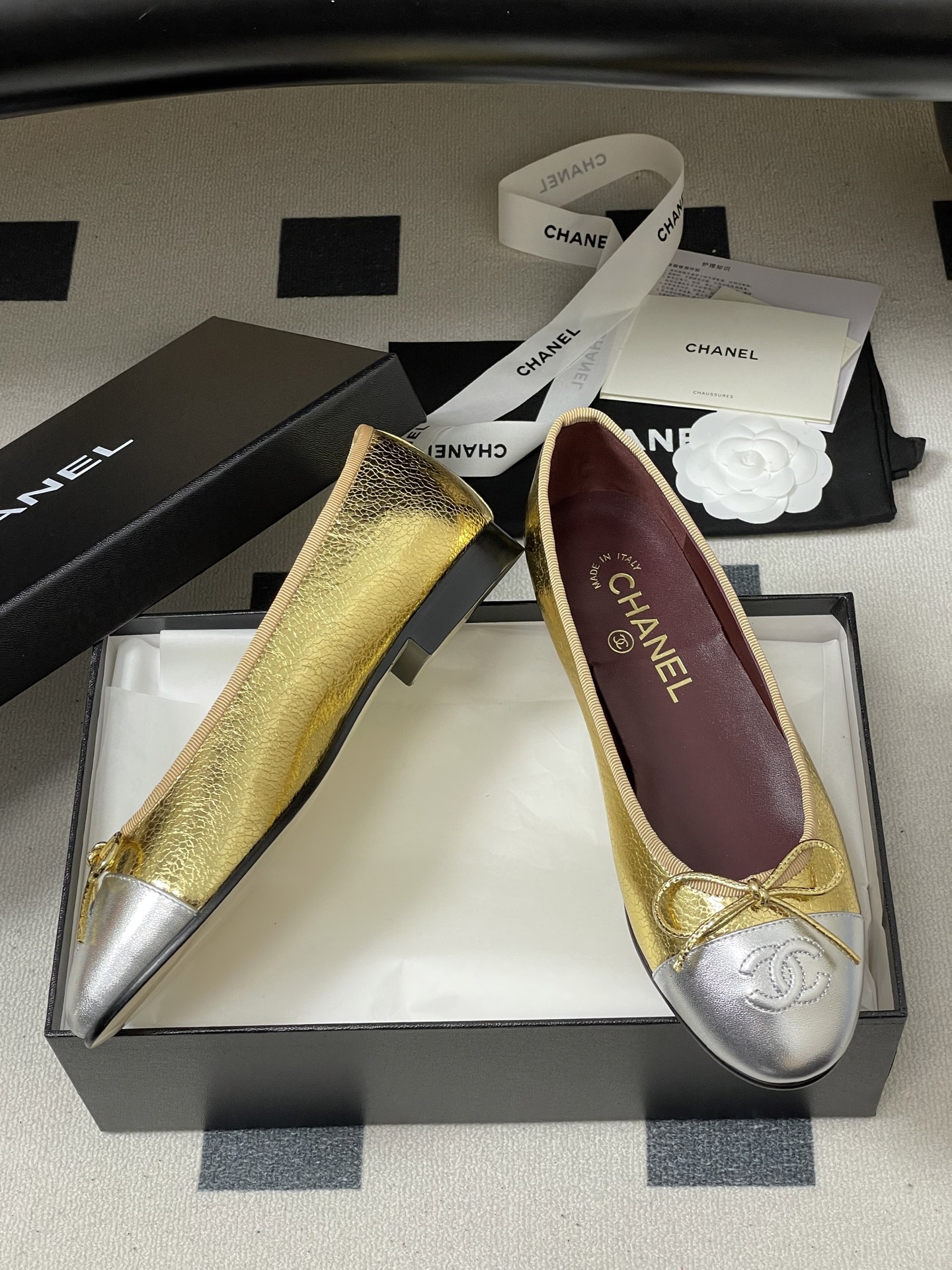 Chanel 26s早春最新配色 超火金属色Chanel小香蝴蝶结芭蕾舞鞋平底金色/银色单鞋万年 款