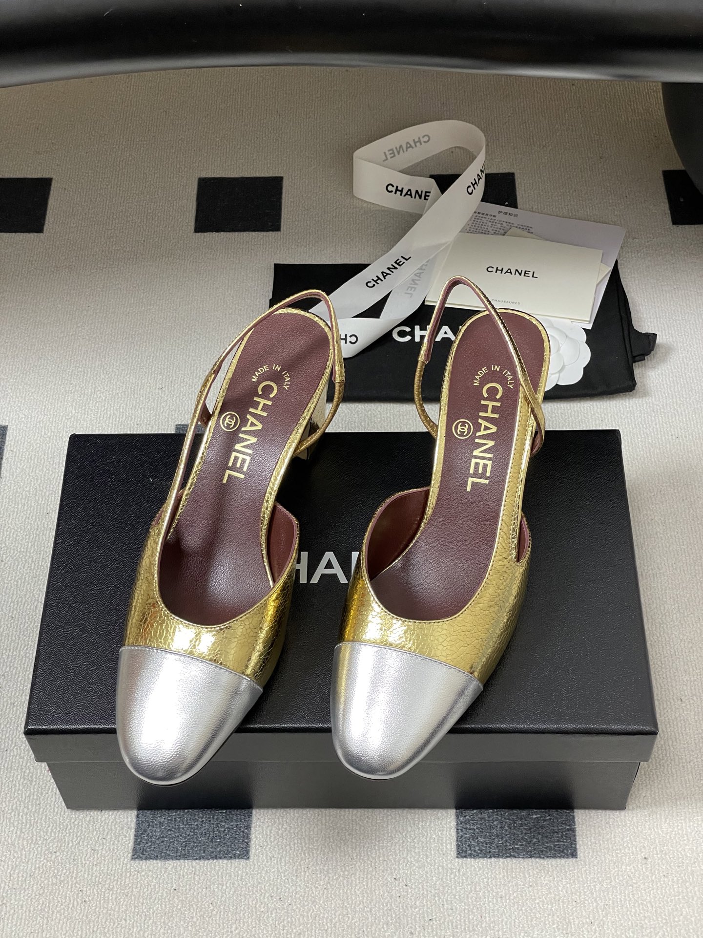 Chanel 26s早春最新配色 Chanel小香 万年 款绝美金色银色后空Sling-back凉鞋平底/粗跟